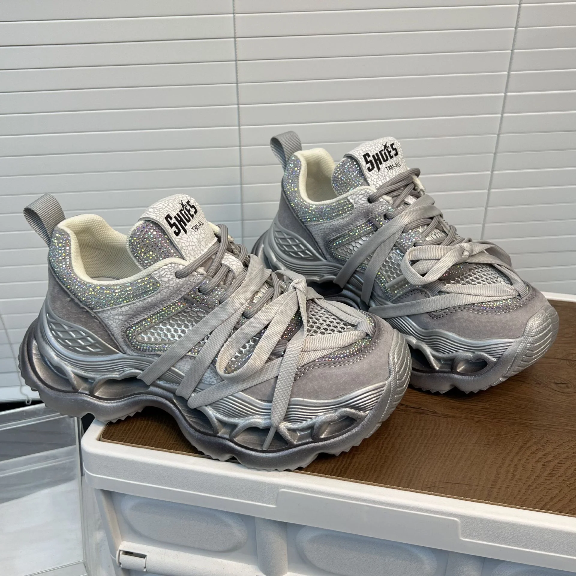 Damen Sportliche Chunky Sneakers mit funkelnden Applikationen und innovativem Dämpfungssystem Heidi Mode - Image 4