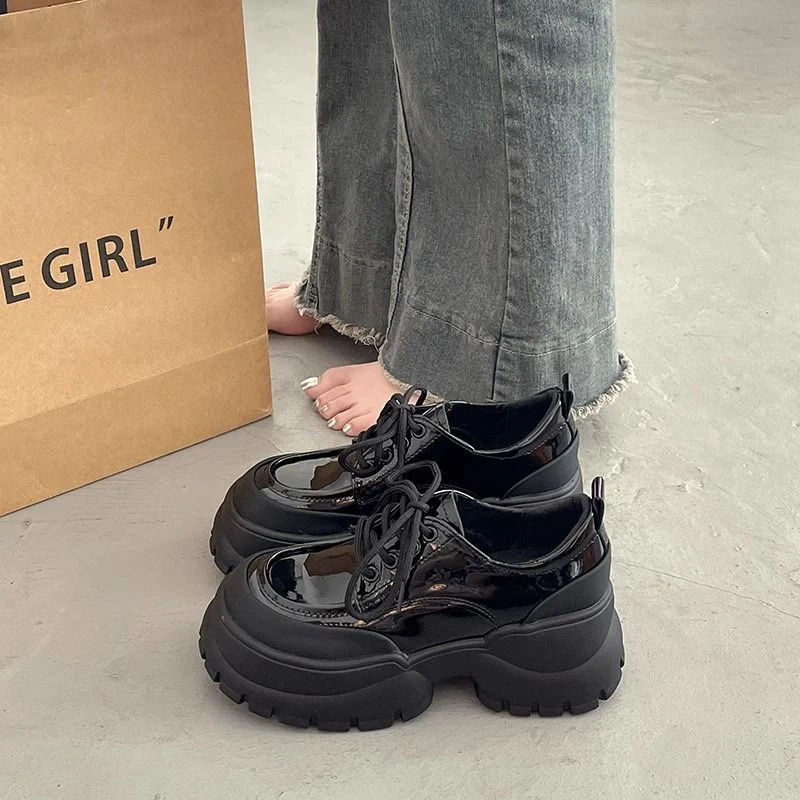 Damen Sportliche Lack Sneakers mit robuster Plateausohle und modischem Design Heidi Mode - Image 4