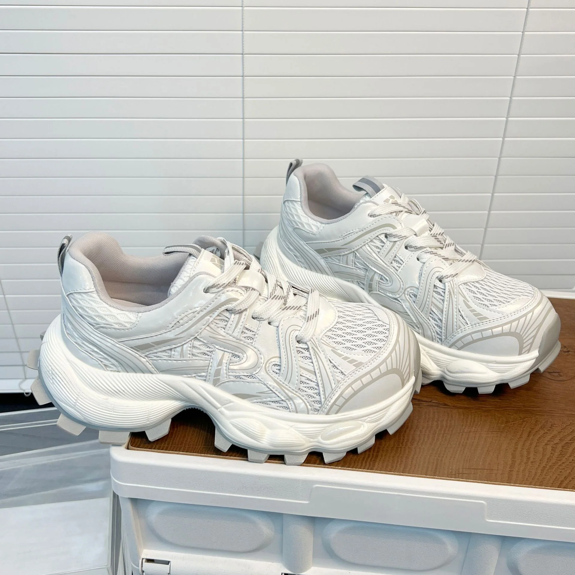 Damen Sportliche Lauf-Sneaker mit atmungsaktivem Mesh-Obermaterial und stabiler Profilsohle Heidi Mode - Image 4