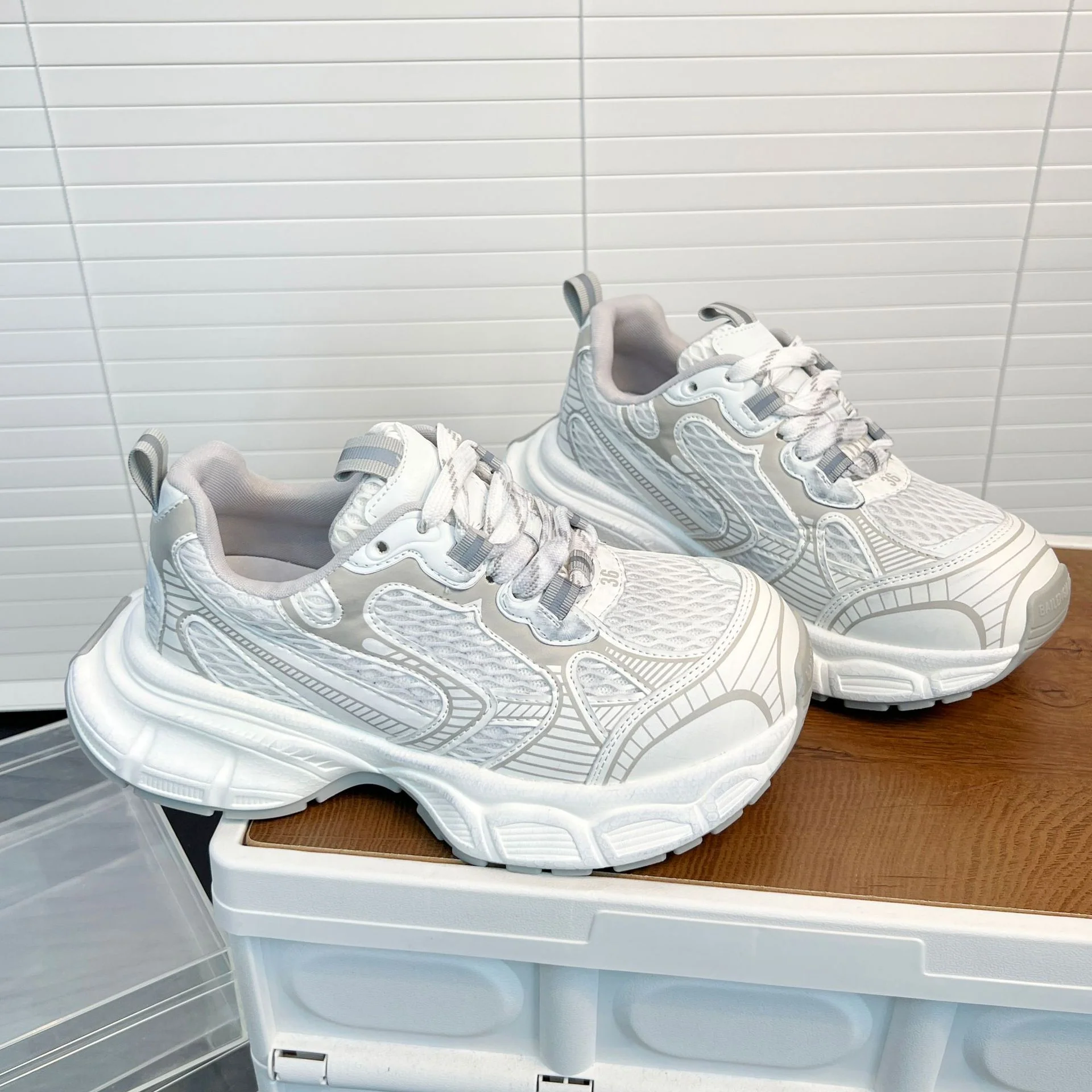 Damen Sportliche Lauf-Sneaker mit atmungsaktivem Obermaterial und gepolsterter Innensohle Heidi Mode - Image 4