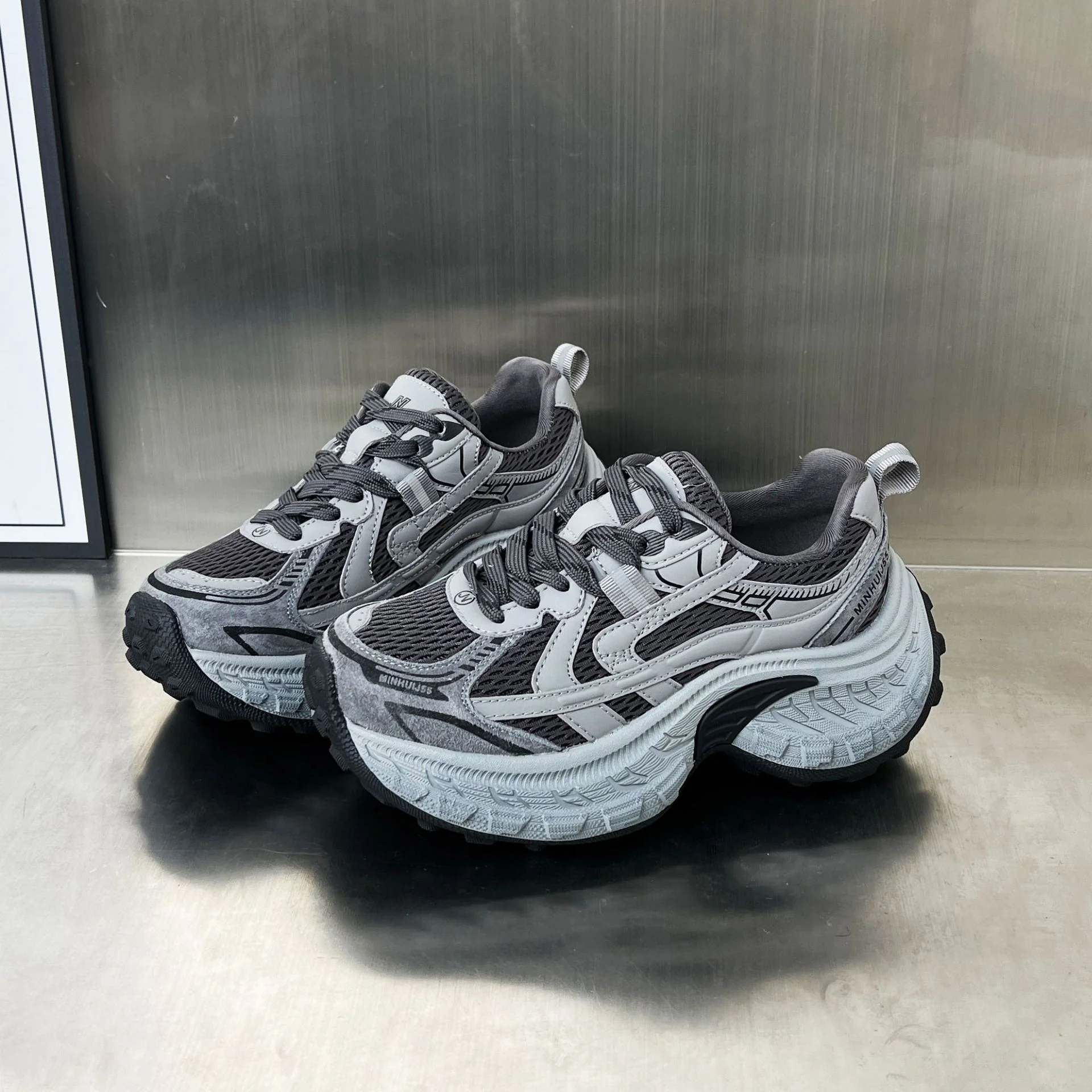 Damen Sportliche Lauf-Sneaker mit dämpfendem Fußbett und atmungsaktiver Oberflächenstruktur Heidi Mode - Image 2
