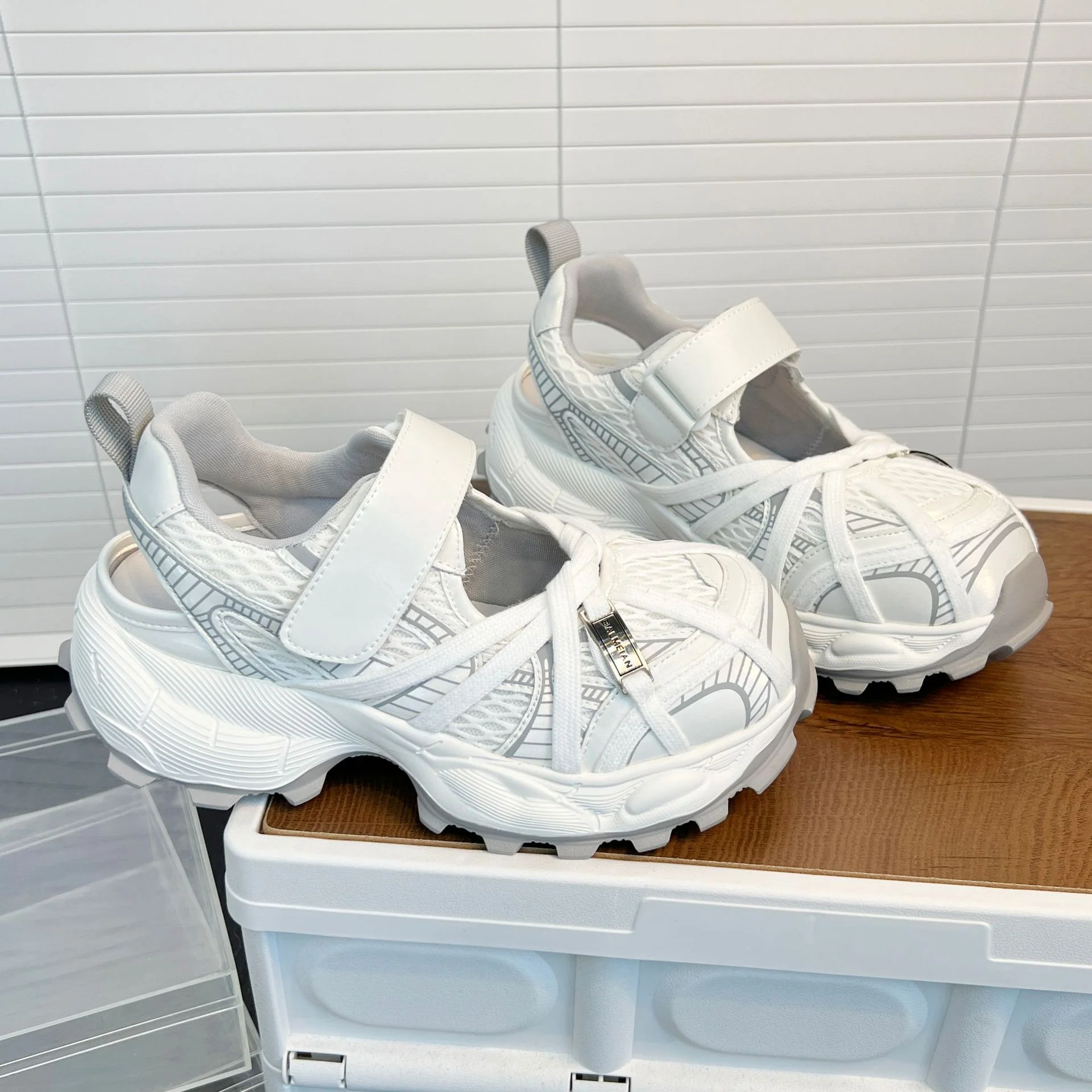 Damen Sportliche Lauf-Sneaker mit innovativem Klettverschluss und luftiger Mesh-Oberfläche Heidi Mode - Image 5