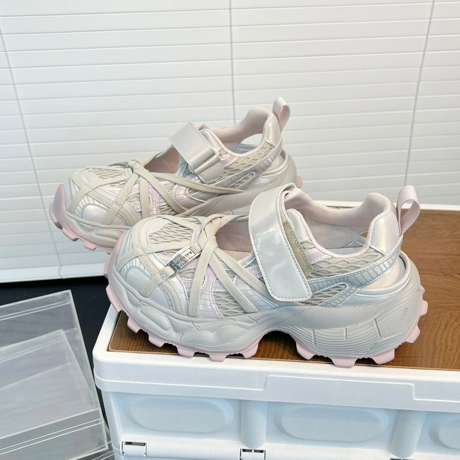 Damen Sportliche Lauf-Sneaker mit innovativem Klettverschluss und luftiger Mesh-Oberfläche Heidi Mode - Image 6