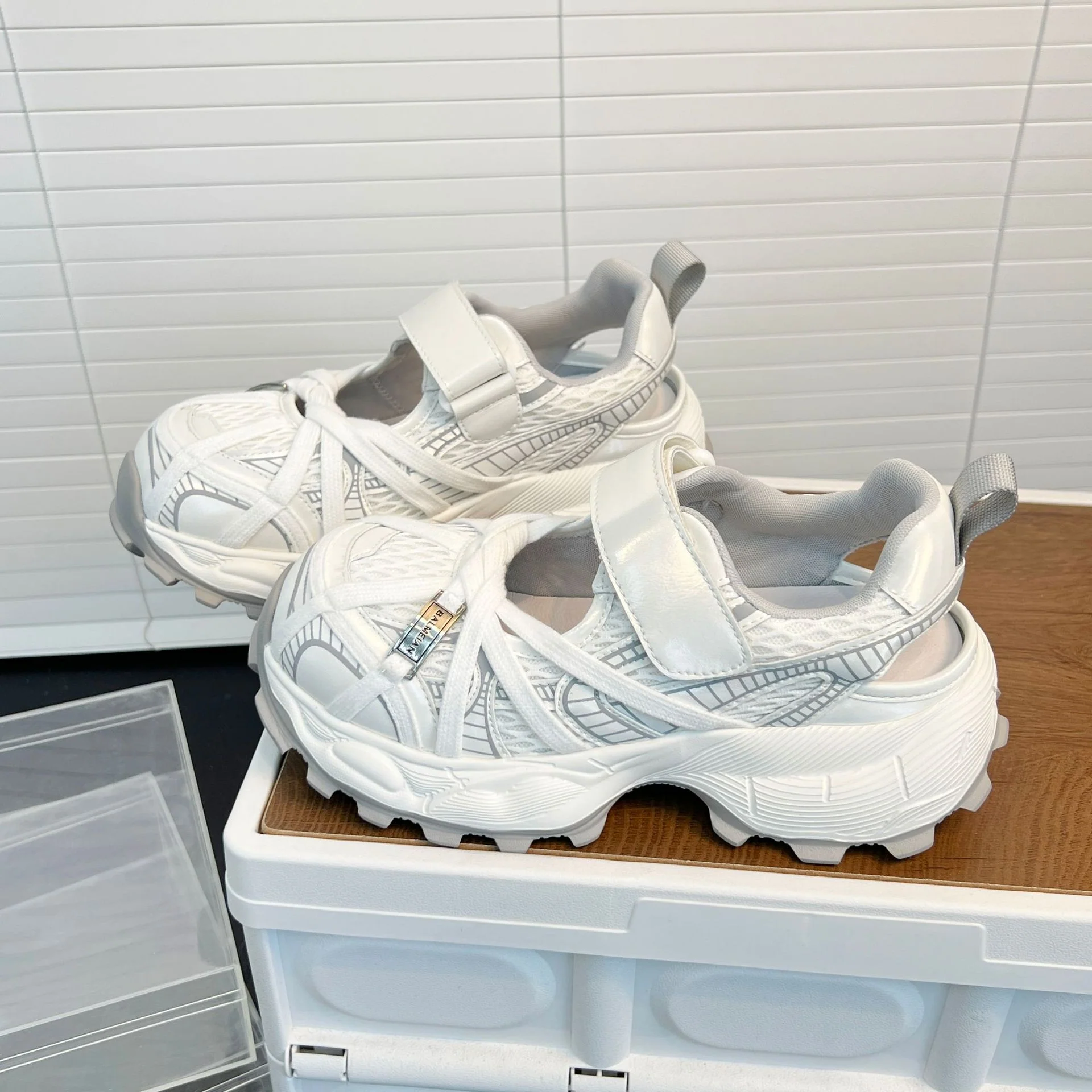 Damen Sportliche Lauf-Sneaker mit innovativem Klettverschluss und luftiger Mesh-Oberfläche Heidi Mode - Image 7