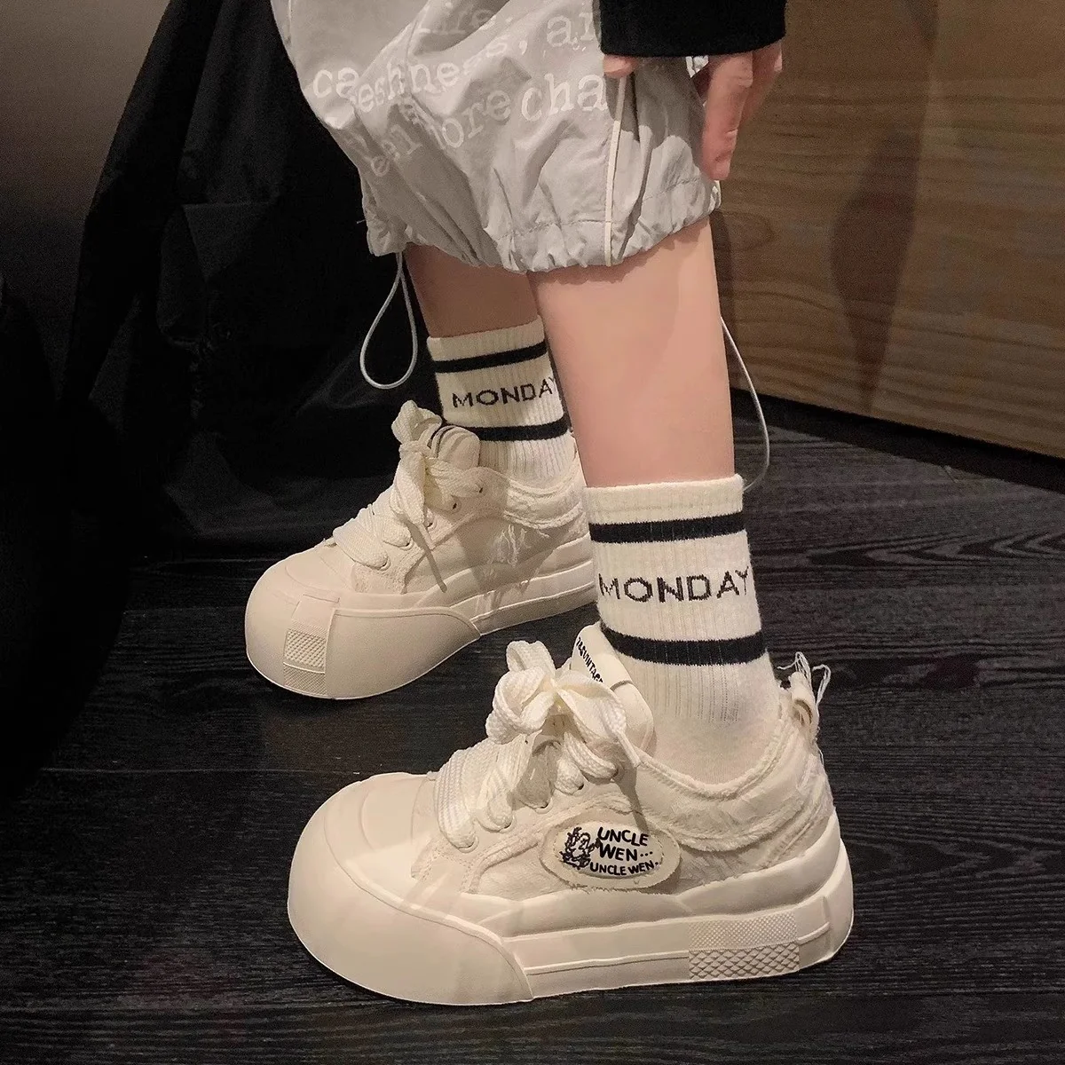 Damen Sportliche Plateau-Sneaker mit breiter Sohle und verspieltem Design Heidi Mode - Image 3