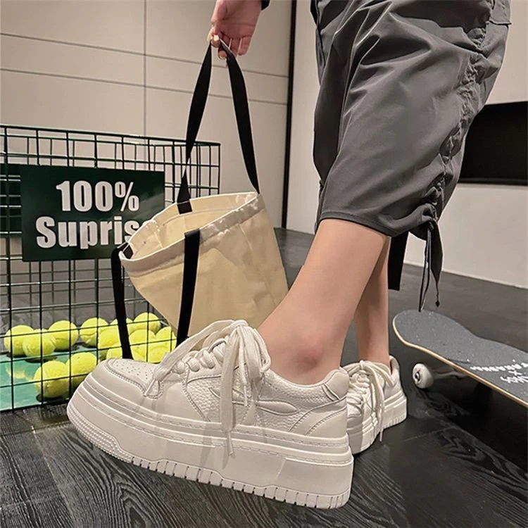 Damen Sportliche Plateau-Sneaker mit eleganten Applikationen Heidi Mode - Image 2