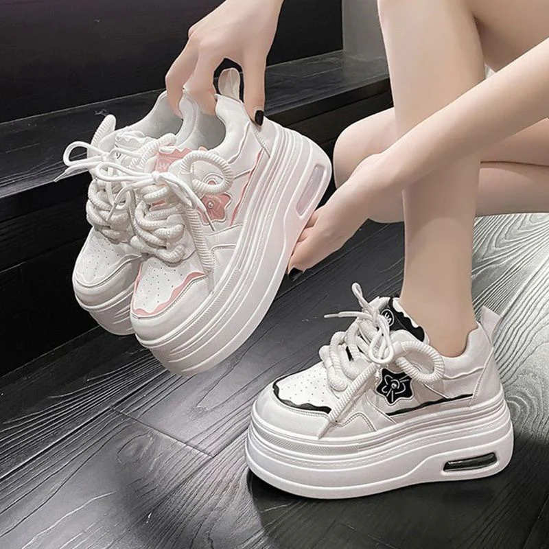 Damen Sportliche Plateau-Sneaker mit modischem Blumendetail Heidi Mode - Image 4