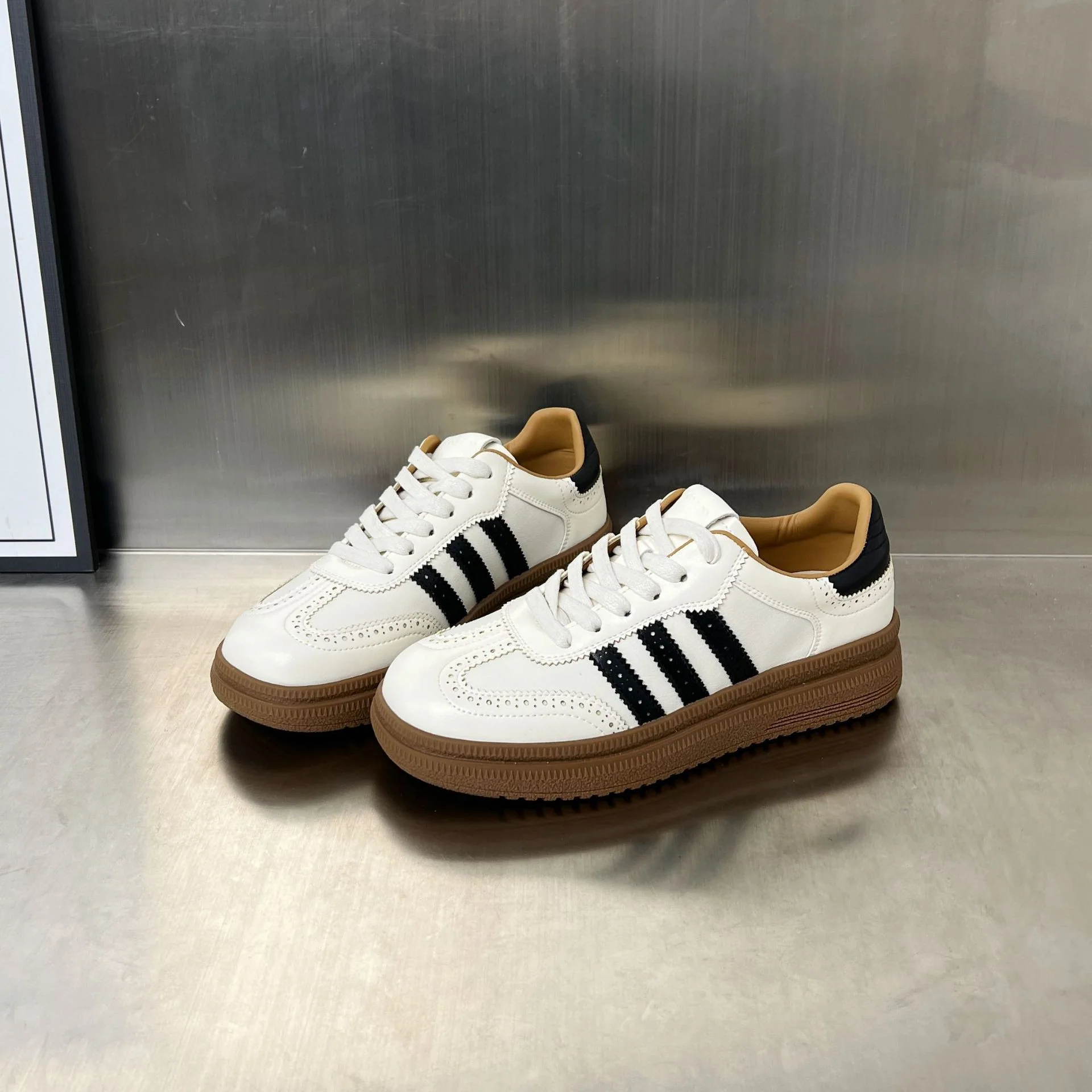 Damen sportliche Retro-Sneakers mit klassischem Design und atmungsaktiver Oberkonstruktion Heidi Mode - Image 7