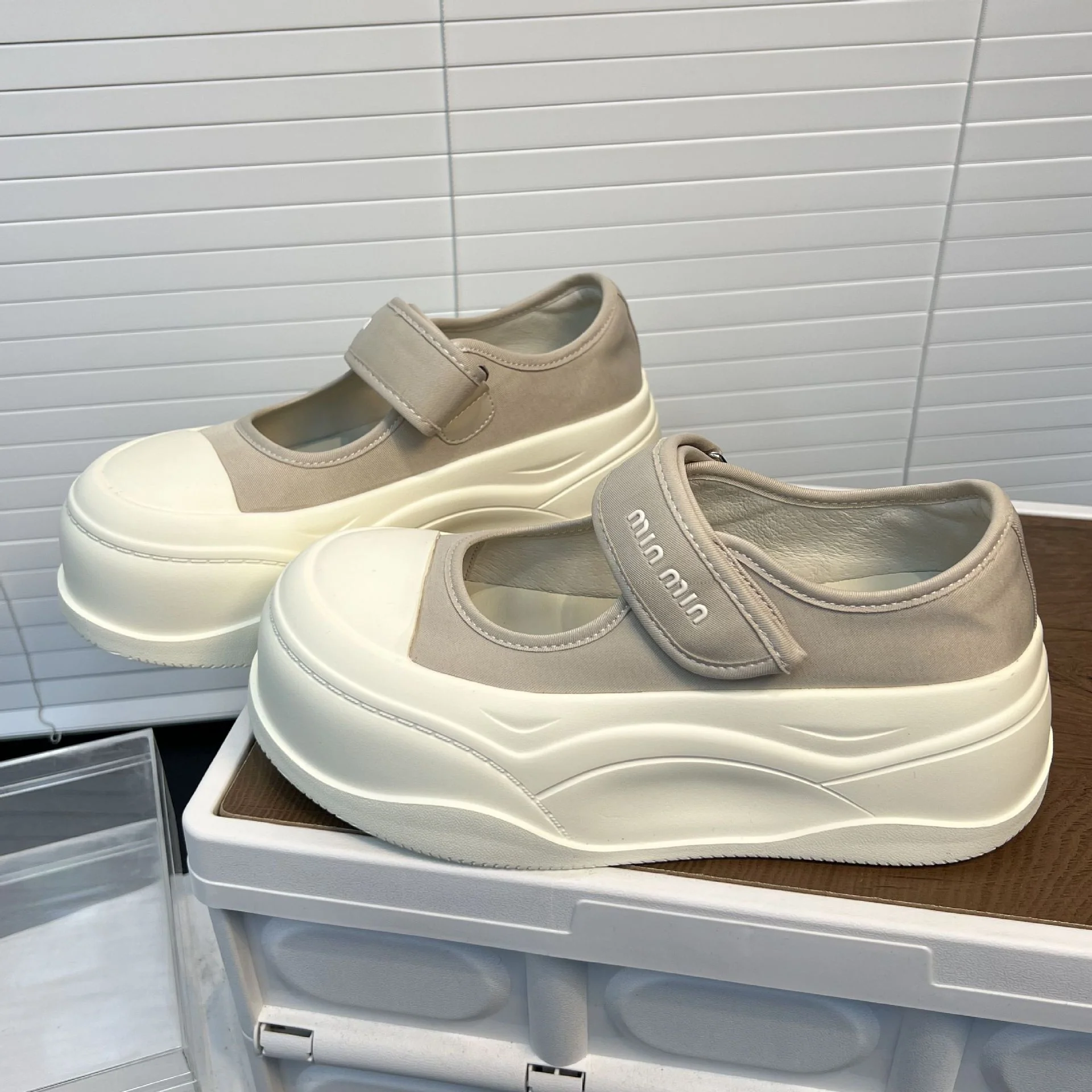 Damen Sportliche Slip-On Sneakers mit verstellbarem Klettverschluss und dämpfendem Fußbett Heidi Mode - Image 2