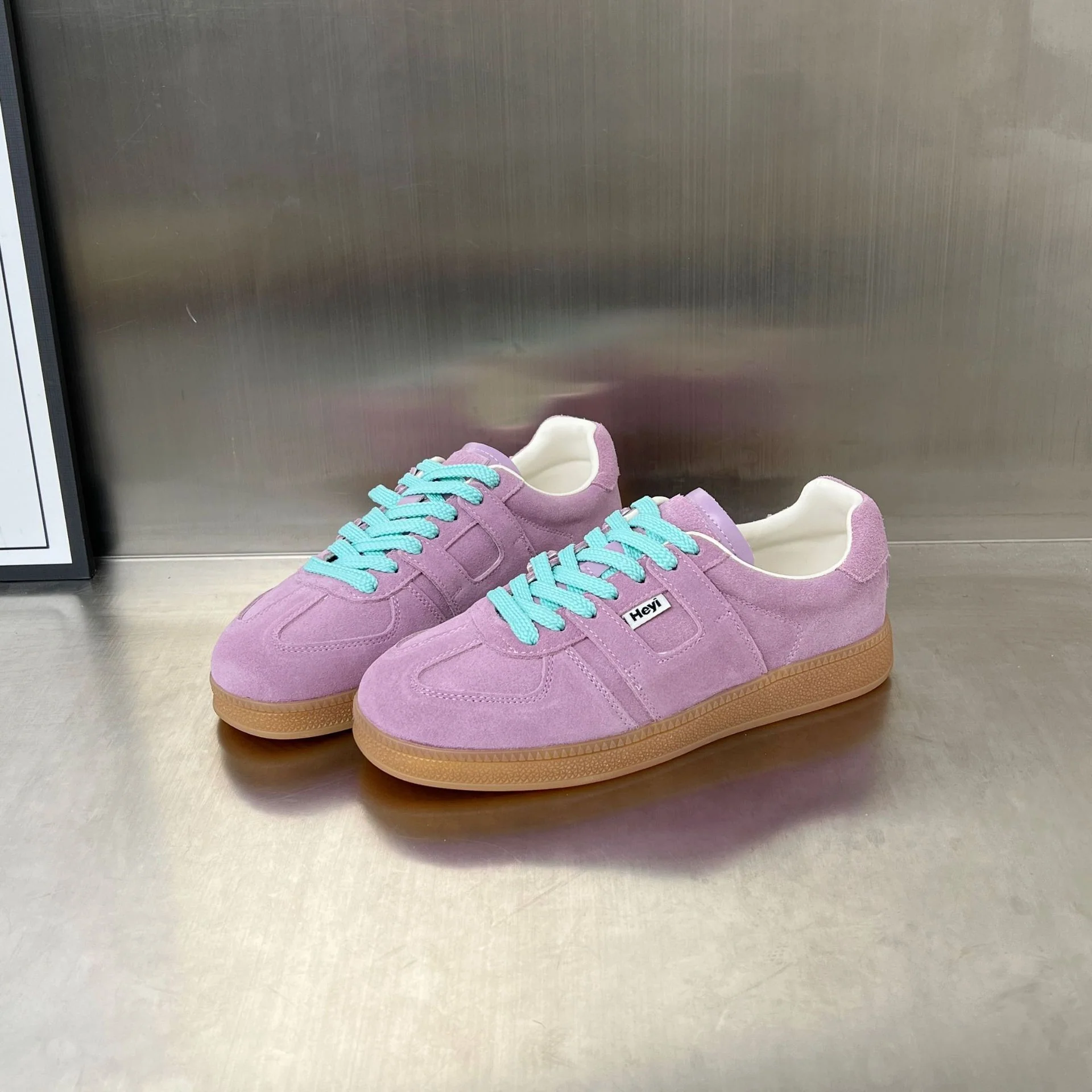 Damen Sportliche Sneaker aus weichem Wildleder mit modischem Schnürdesign Heidi Mode - Image 2