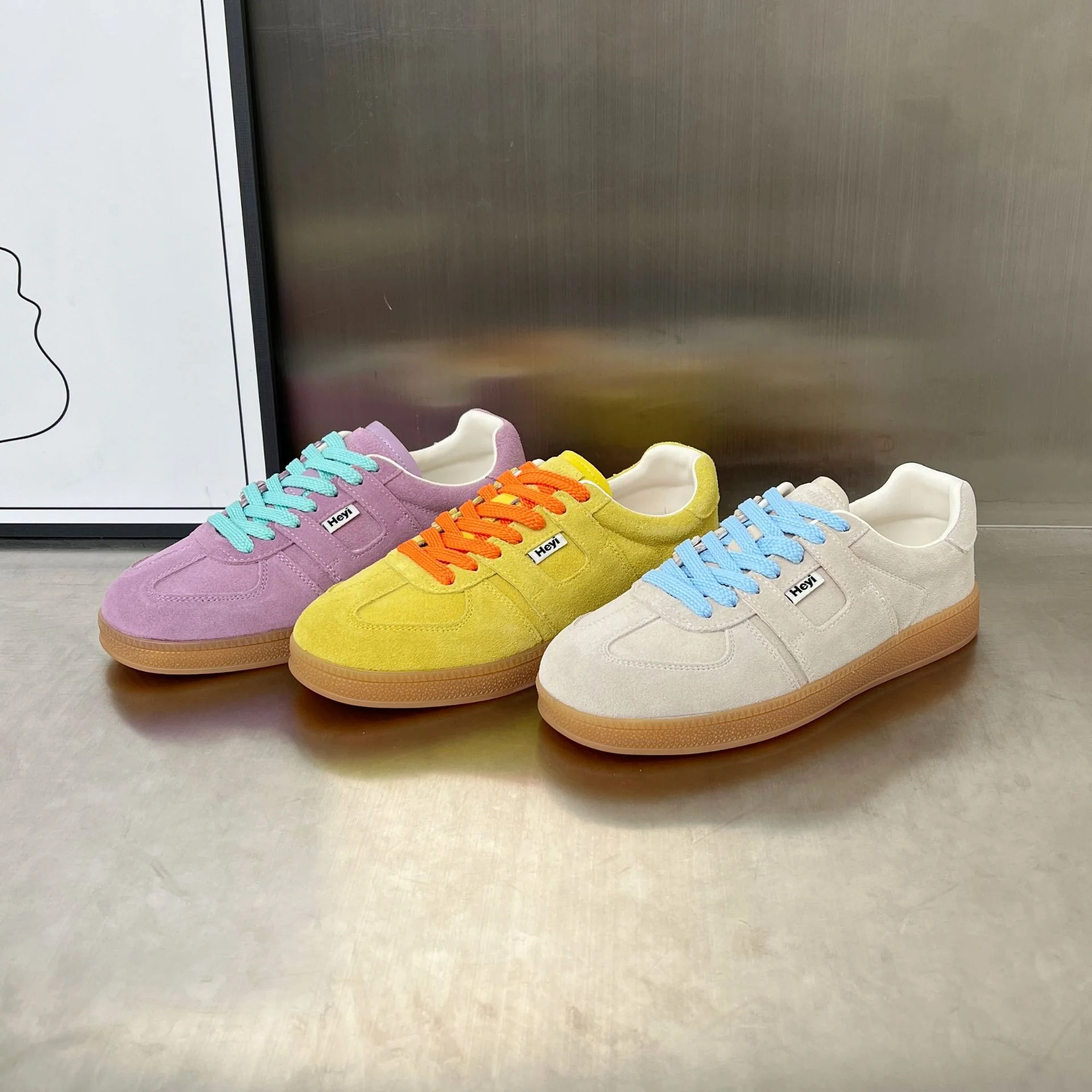 Damen Sportliche Sneaker aus weichem Wildleder mit modischem Schnürdesign Heidi Mode - Image 3