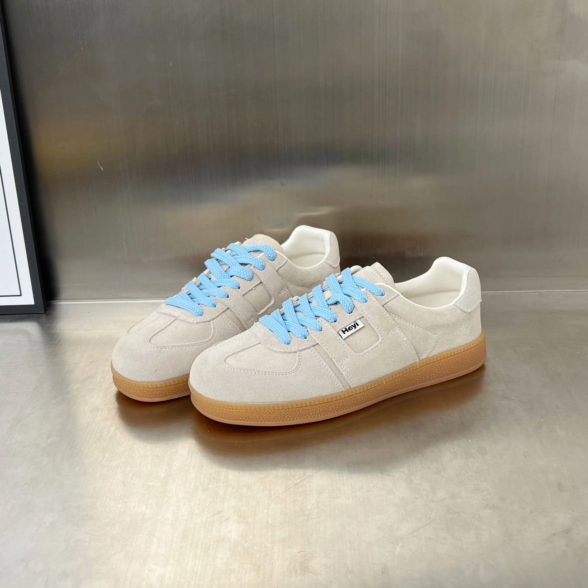 Damen Sportliche Sneaker aus weichem Wildleder mit modischem Schnürdesign Heidi Mode - Image 8