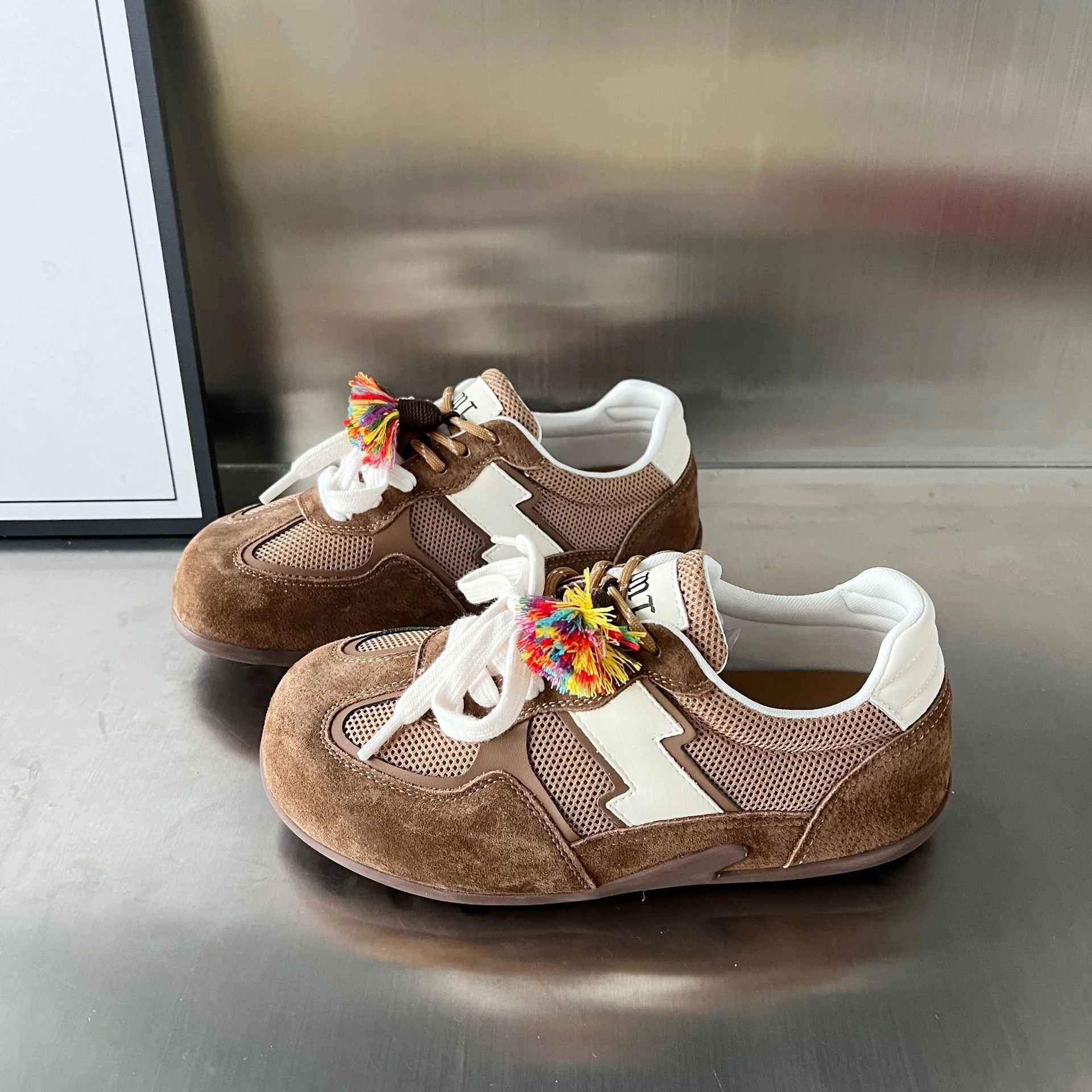 Damen Sportliche Sneaker mit atmungsaktiver Mesh-Oberfläche und buntem Quasten-Detail Heidi Mode