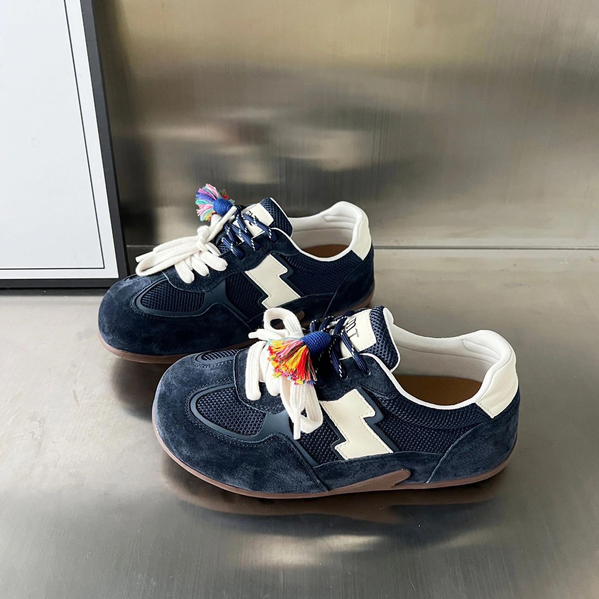 Damen Sportliche Sneaker mit atmungsaktiver Mesh-Oberfläche und buntem Quasten-Detail Heidi Mode - Image 2