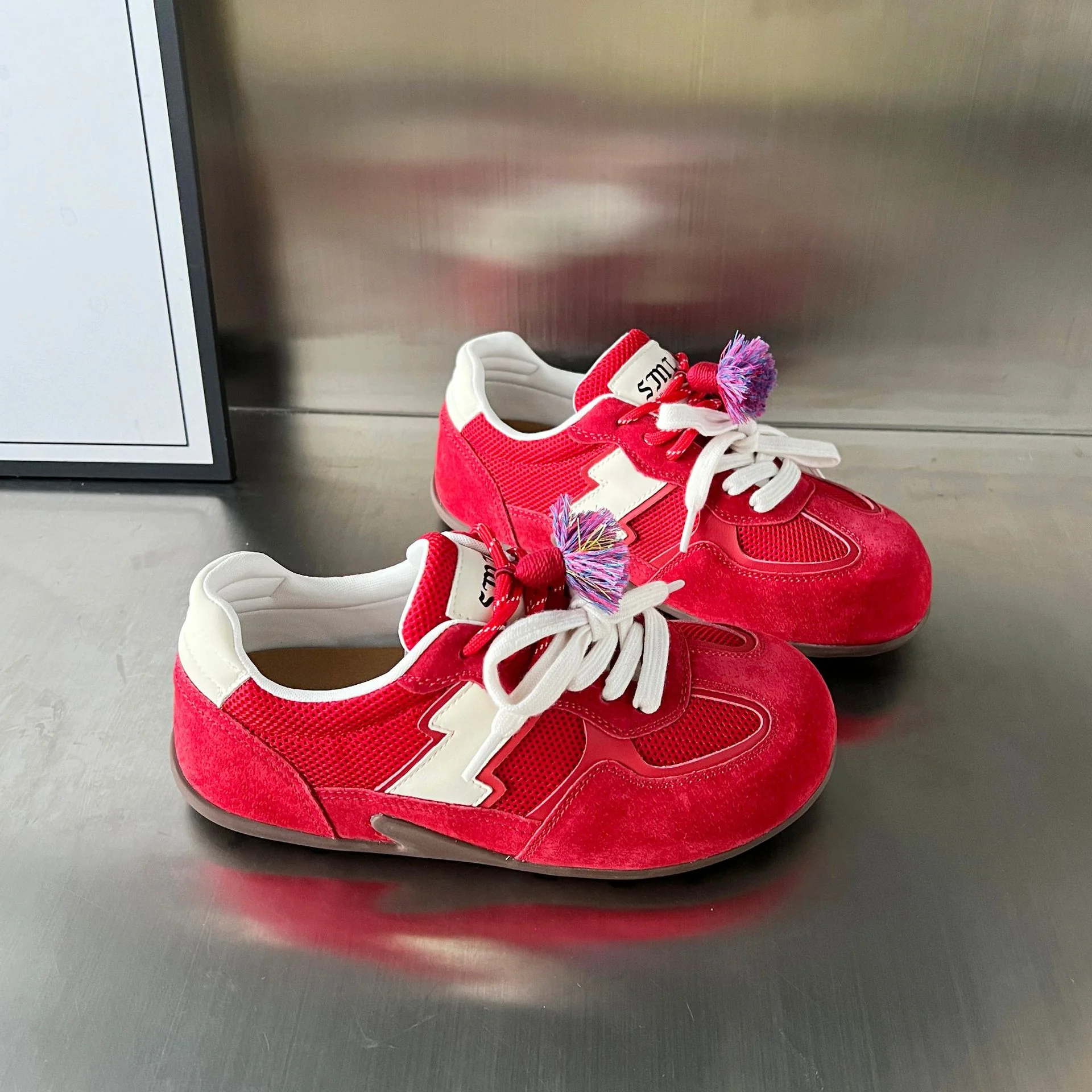 Damen Sportliche Sneaker mit atmungsaktiver Mesh-Oberfläche und buntem Quasten-Detail Heidi Mode - Image 5