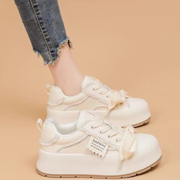 Damen Sportliche Sneaker mit atmungsaktiver Mesh-Oberfläche und innovativen Schnürdetails Heidi Mode - Image 4