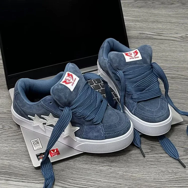 Damen Sportliche Sneaker mit auffälligen Stern-Applikationen Heidi Mode - Image 2