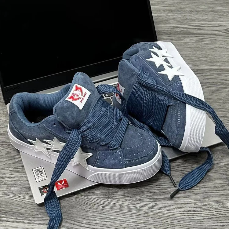 Damen Sportliche Sneaker mit auffälligen Stern-Applikationen Heidi Mode - Image 4