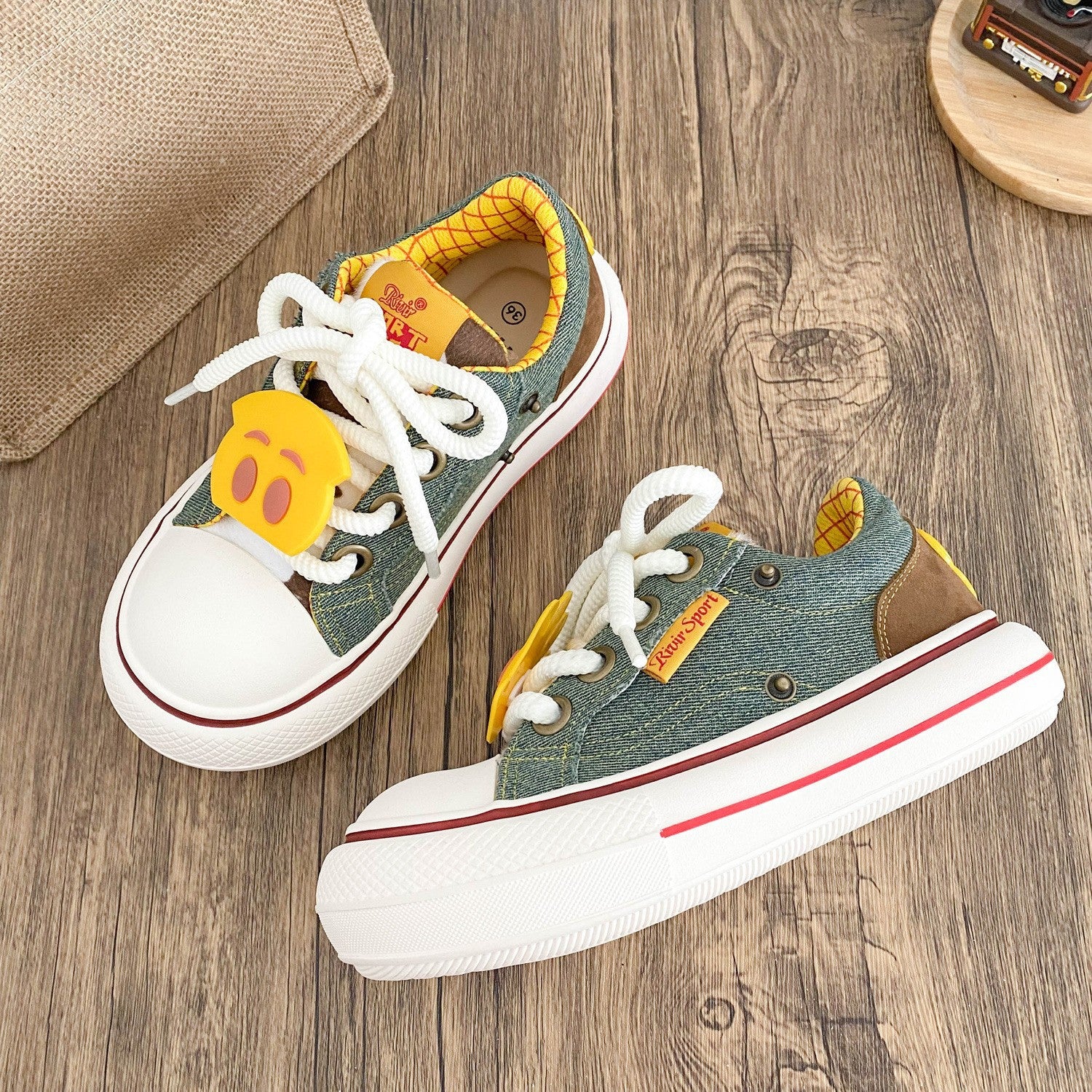 Damen Sportliche Sneaker mit buntem Denim-Obermaterial und praktischen Schnürdetails Heidi Mode - Image 4