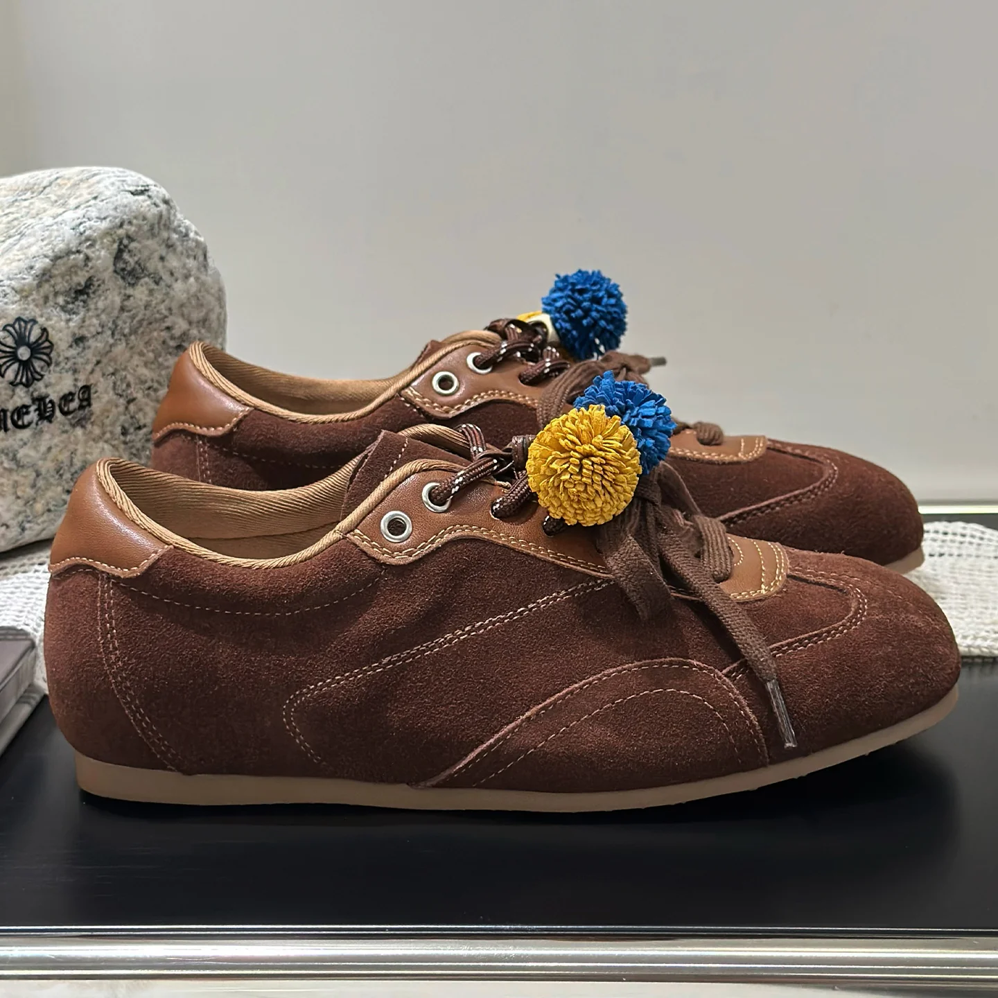Damen Sportliche Sneaker mit dekorativen Pompons und flexiblem Schnürsystem Heidi Mode - Image 2