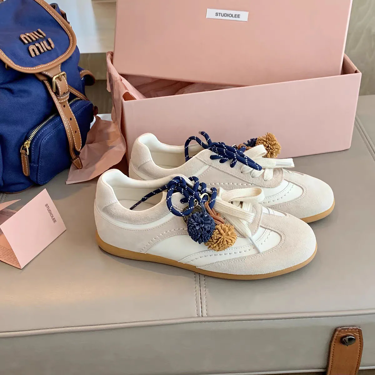 Damen Sportliche Sneaker mit dekorativen Pompons und flexiblem Schnürsystem Heidi Mode - Image 7