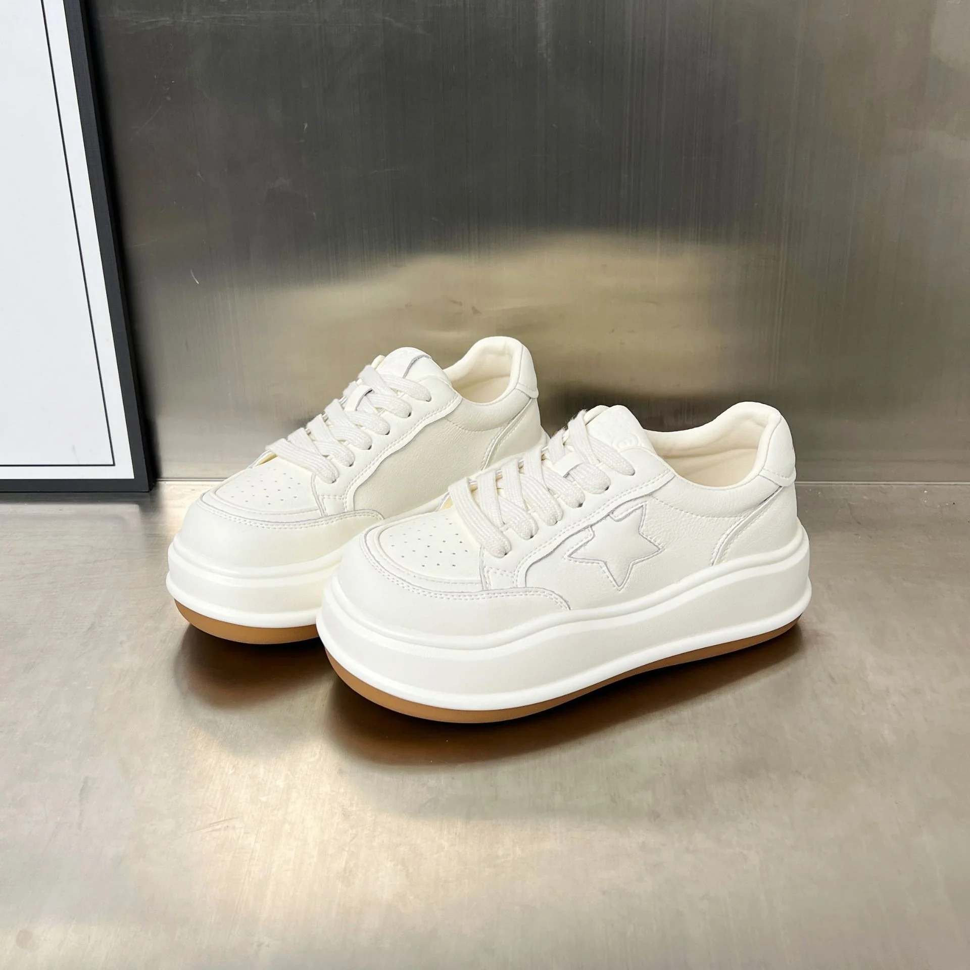 Damen Sportliche Sneaker mit erhöhter Sohle und modischem Sternenzier Heidi Mode