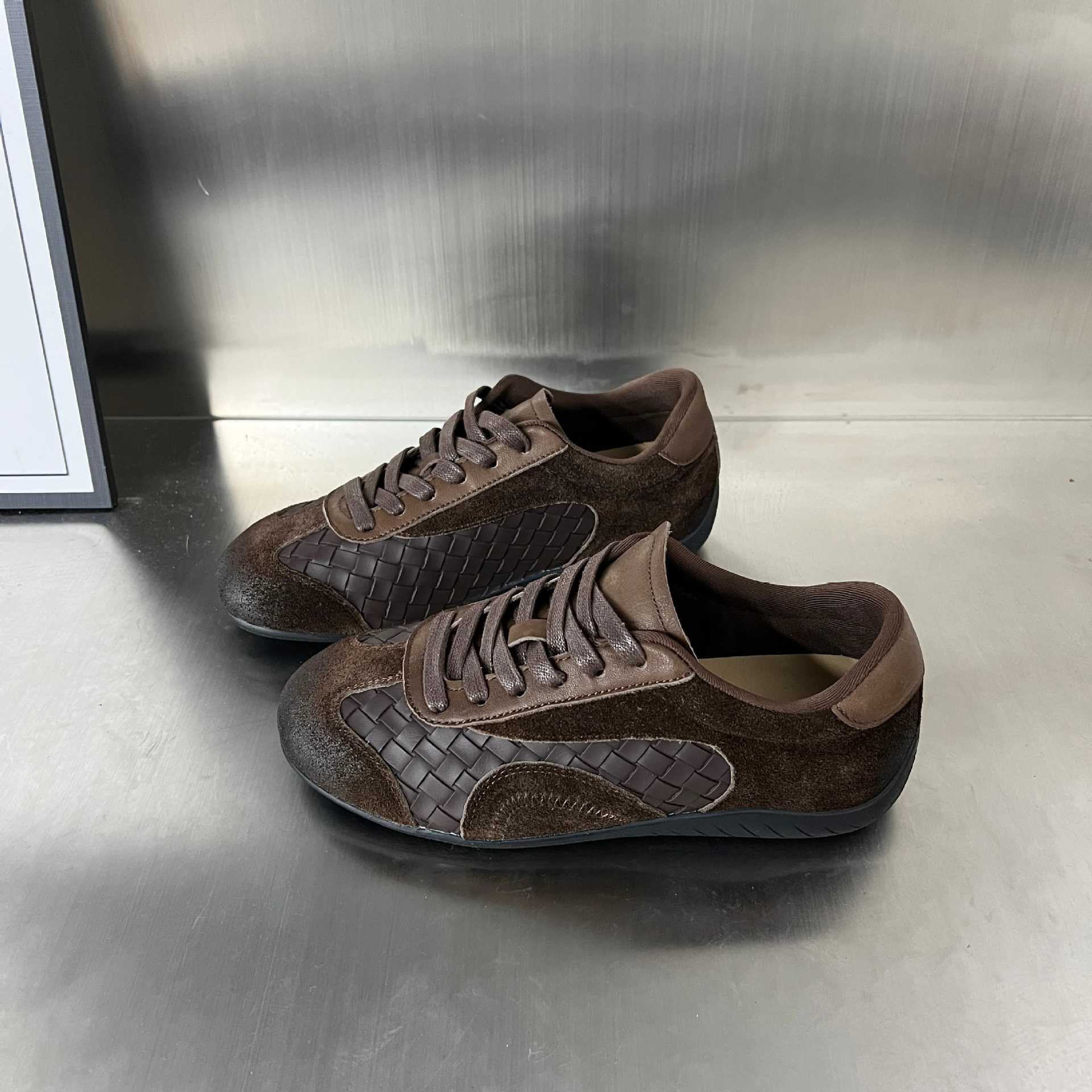 Damen Sportliche Sneaker mit exklusivem Veloursleder und modernem Flechtdesign Heidi Mode