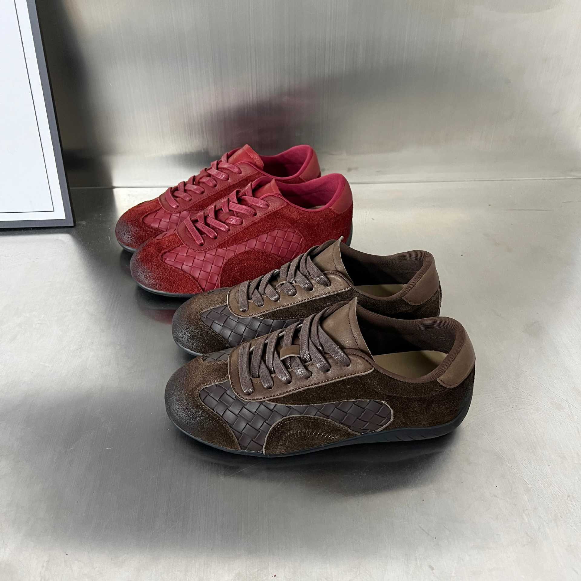 Damen Sportliche Sneaker mit exklusivem Veloursleder und modernem Flechtdesign Heidi Mode - Image 3