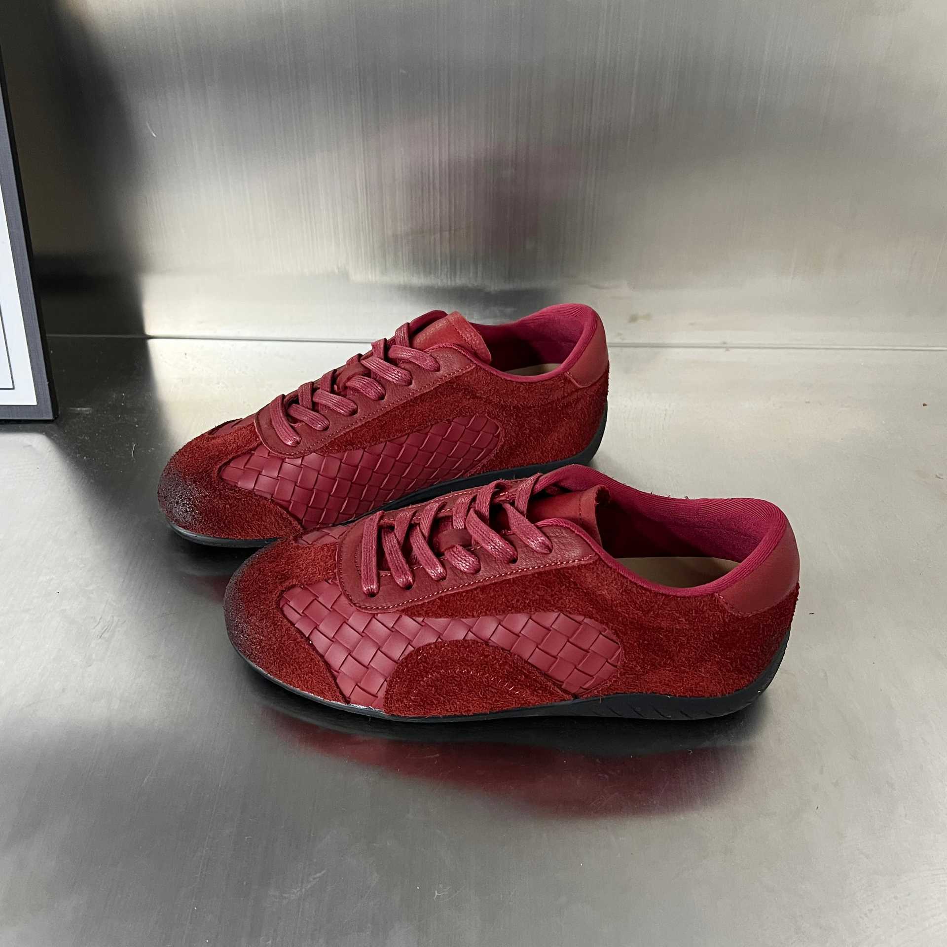 Damen Sportliche Sneaker mit exklusivem Veloursleder und modernem Flechtdesign Heidi Mode - Image 7