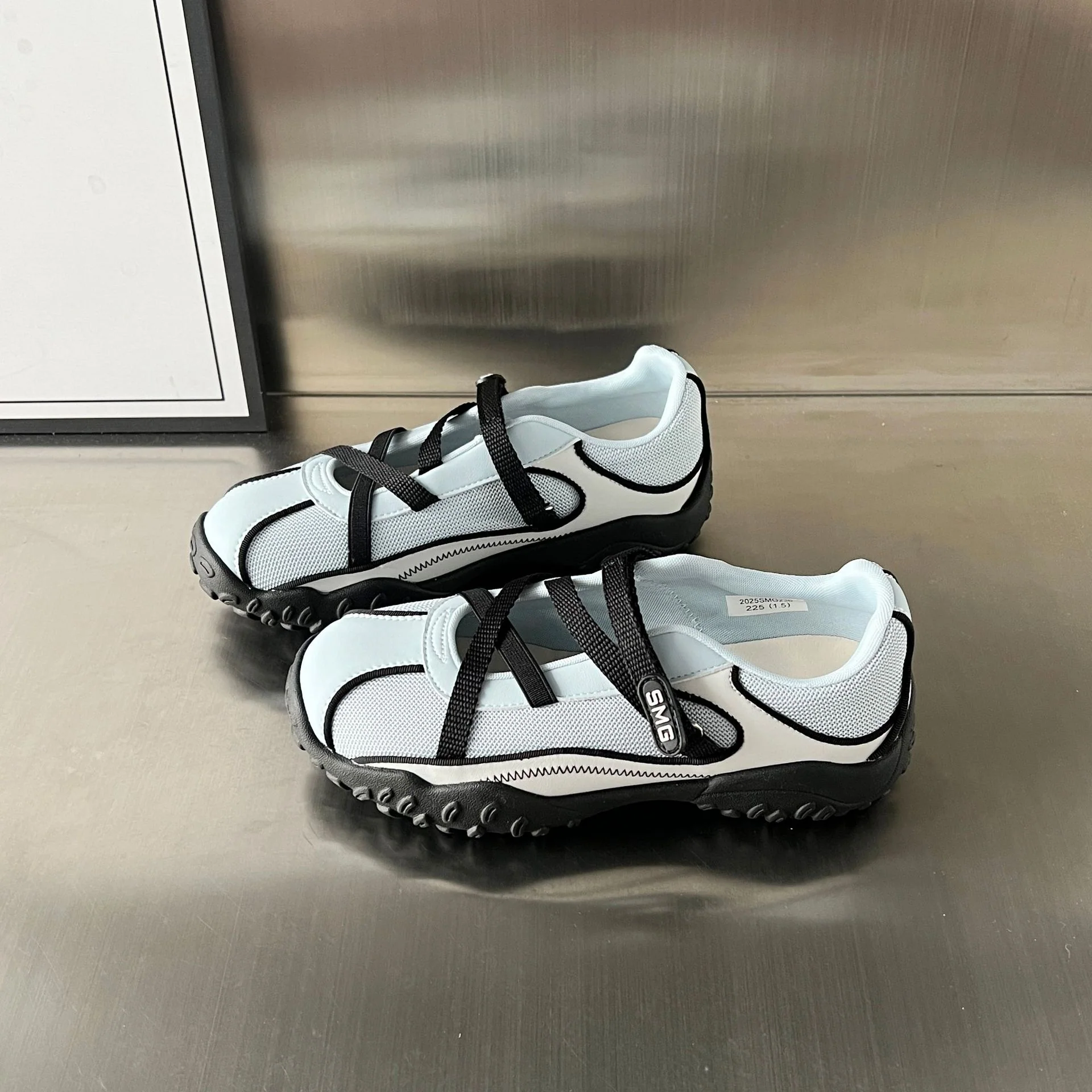 Damen Sportliche Sneaker mit innovativem Riemenverschluss und rutschfester Sohle Heidi Mode