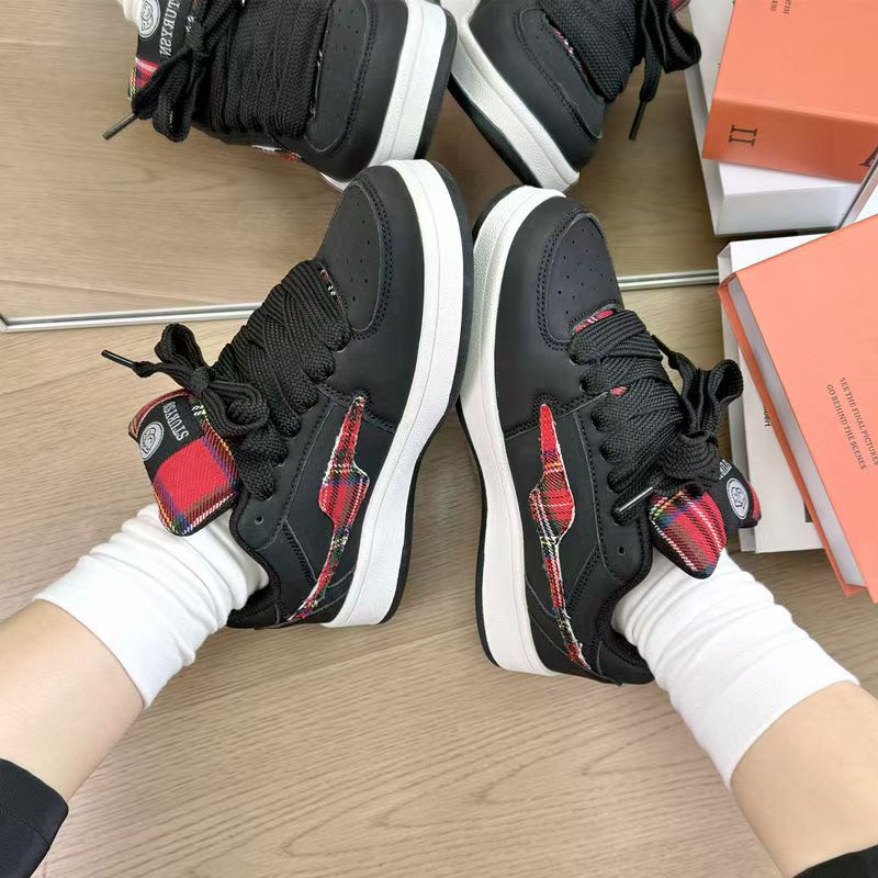 Damen Sportliche Sneaker mit kariertem Detail und rutschfester Sohle Heidi Mode - Image 2