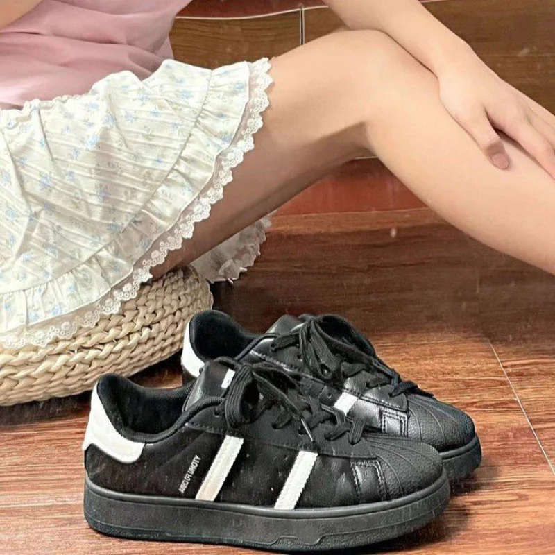 Damen Sportliche Sneaker mit klassischem Design und dämpfender Sohle Heidi Mode - Image 3