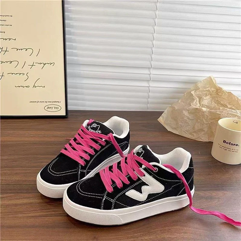 Damen Sportliche Sneaker mit kontrastierenden Schnürsenkeln und robustem Gummiprofil Heidi Mode