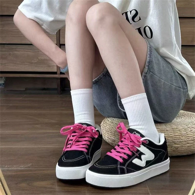 Damen Sportliche Sneaker mit kontrastierenden Schnürsenkeln und robustem Gummiprofil Heidi Mode - Image 2