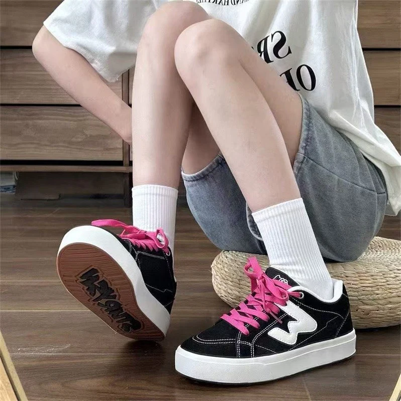 Damen Sportliche Sneaker mit kontrastierenden Schnürsenkeln und robustem Gummiprofil Heidi Mode - Image 3
