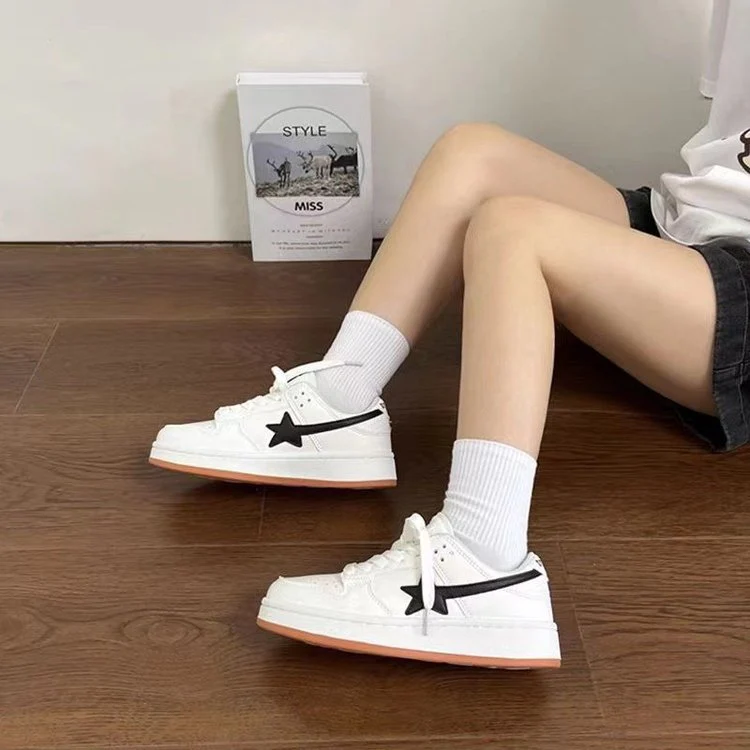 Damen Sportliche Sneaker mit modernem Design und atmungsaktiver Schwarz-Weiß-Kombination Heidi Mode - Image 2