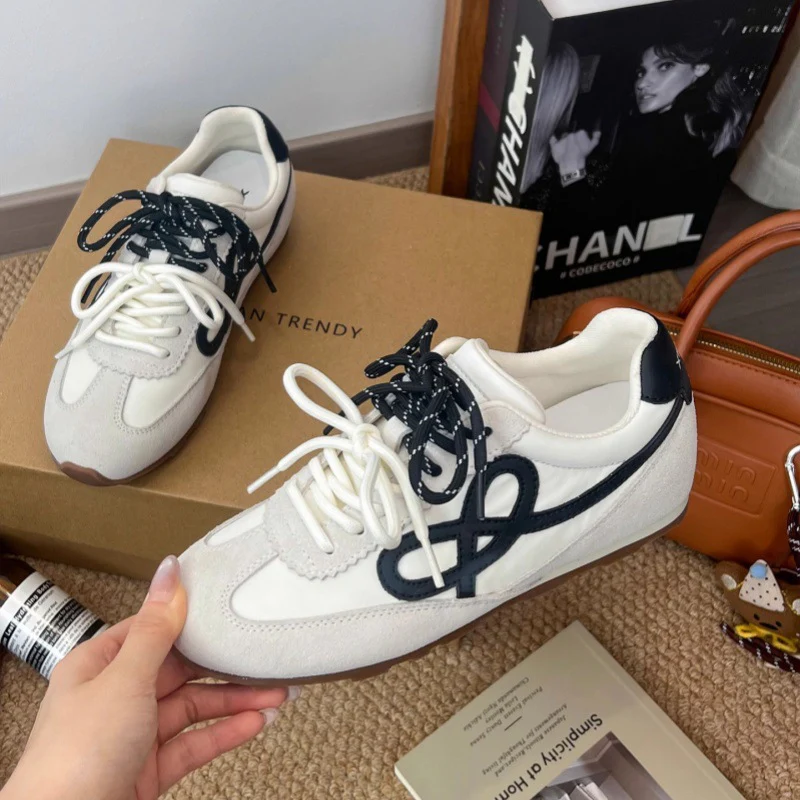 Damen Sportliche Sneaker mit modischem Obermaterial und besonderen Schnürdetails Heidi Mode - Image 3