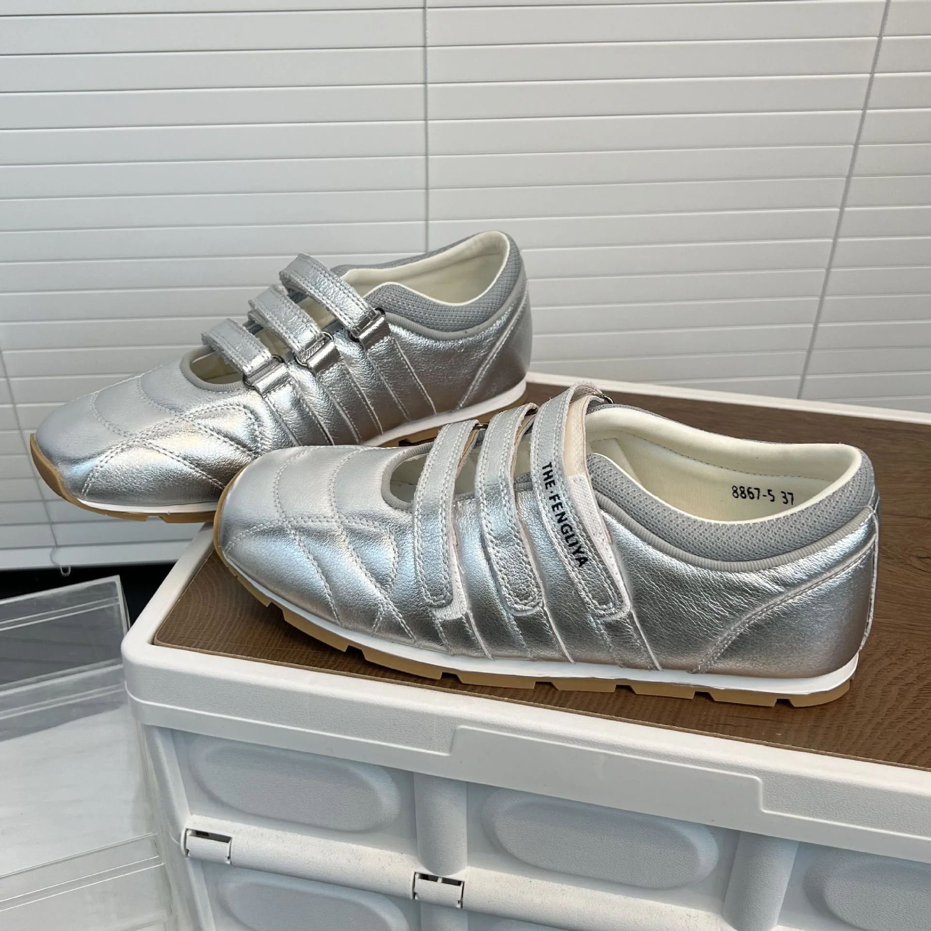 Damen Sportliche Sneaker mit praktischem Klettverschluss und glänzender Oberflächenstruktur Heidi Mode