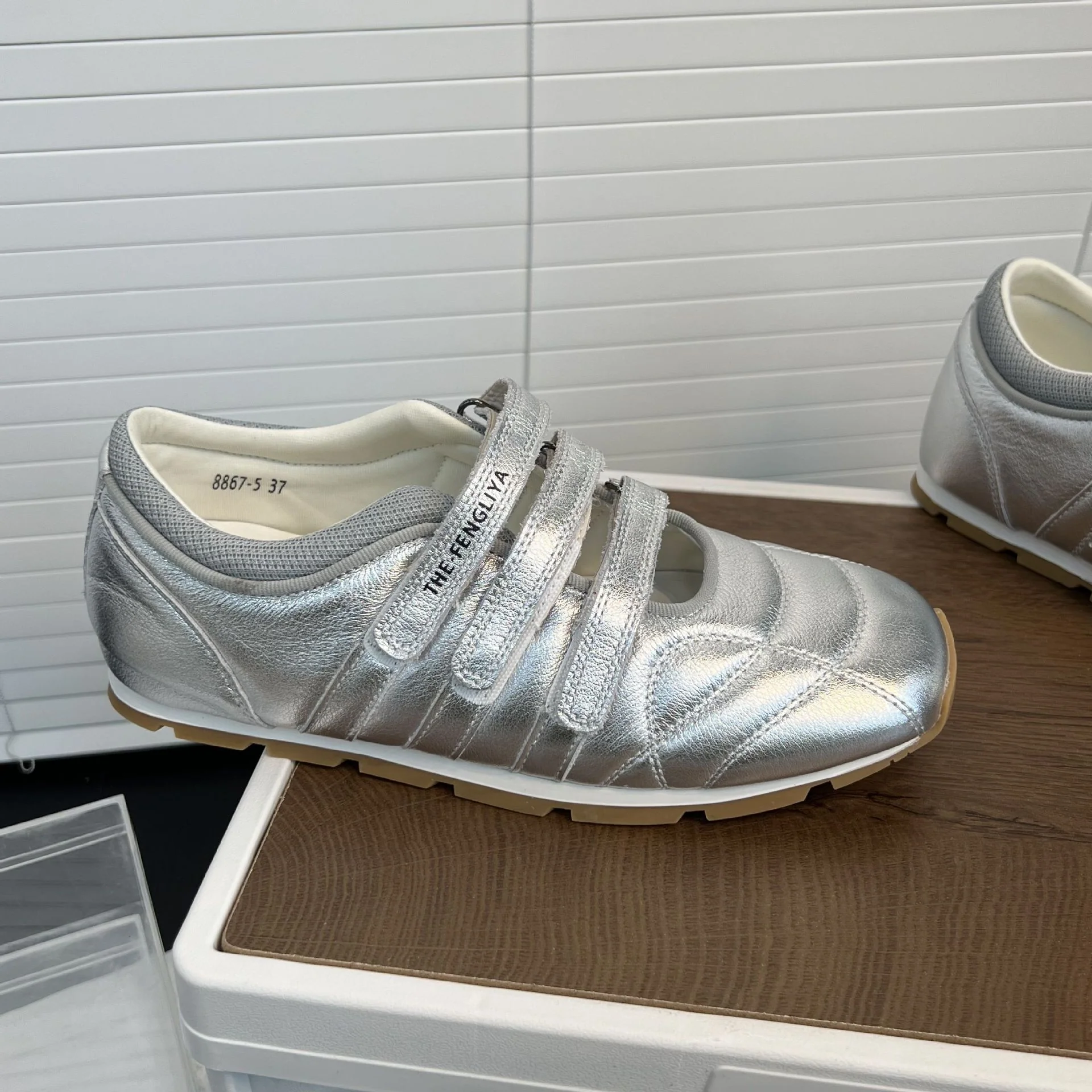Damen Sportliche Sneaker mit praktischem Klettverschluss und glänzender Oberflächenstruktur Heidi Mode - Image 3