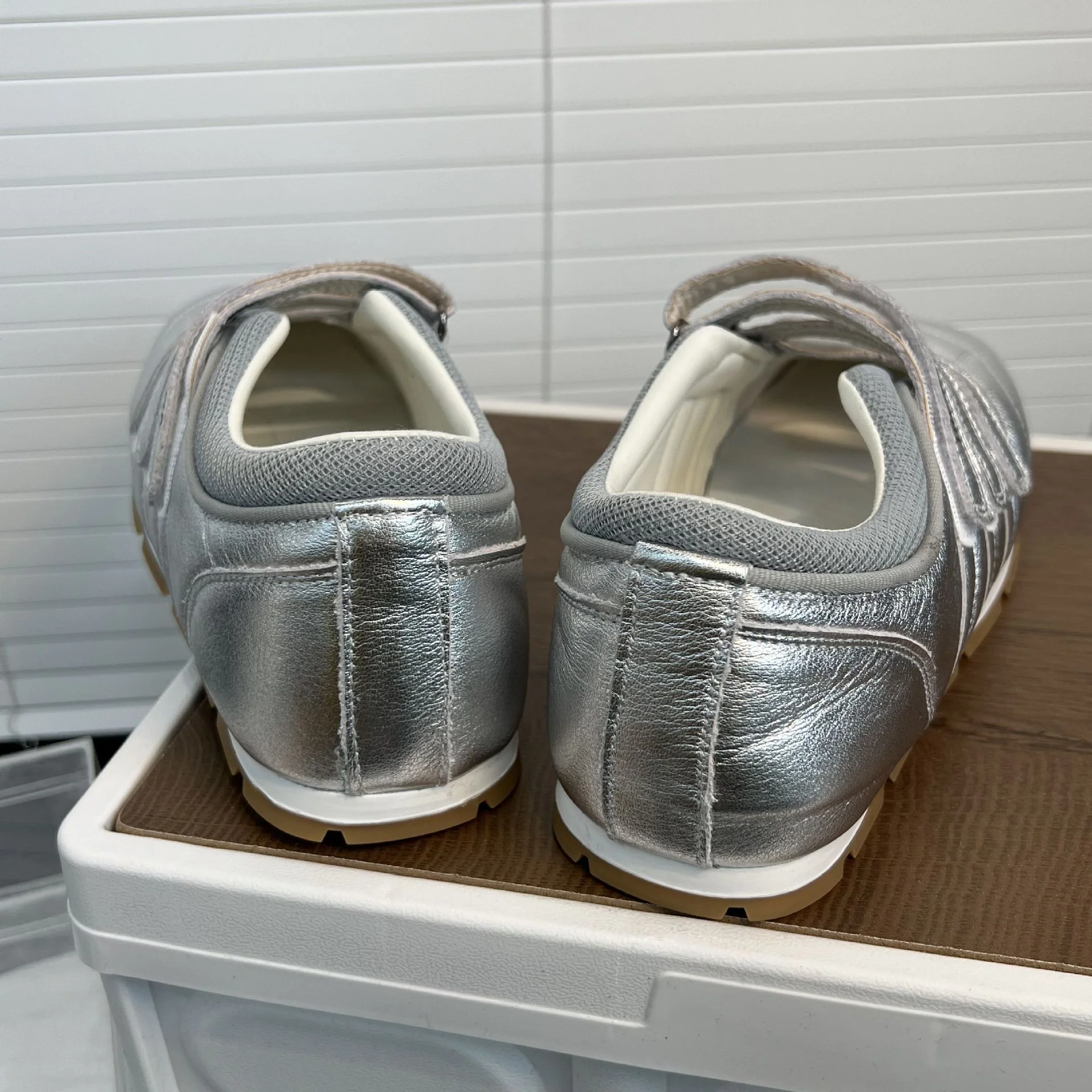 Damen Sportliche Sneaker mit praktischem Klettverschluss und glänzender Oberflächenstruktur Heidi Mode - Image 4
