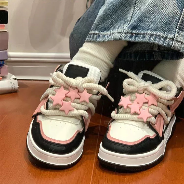 Damen Sportliche Sneaker mit verspieltem Sternenmotiv Heidi Mode