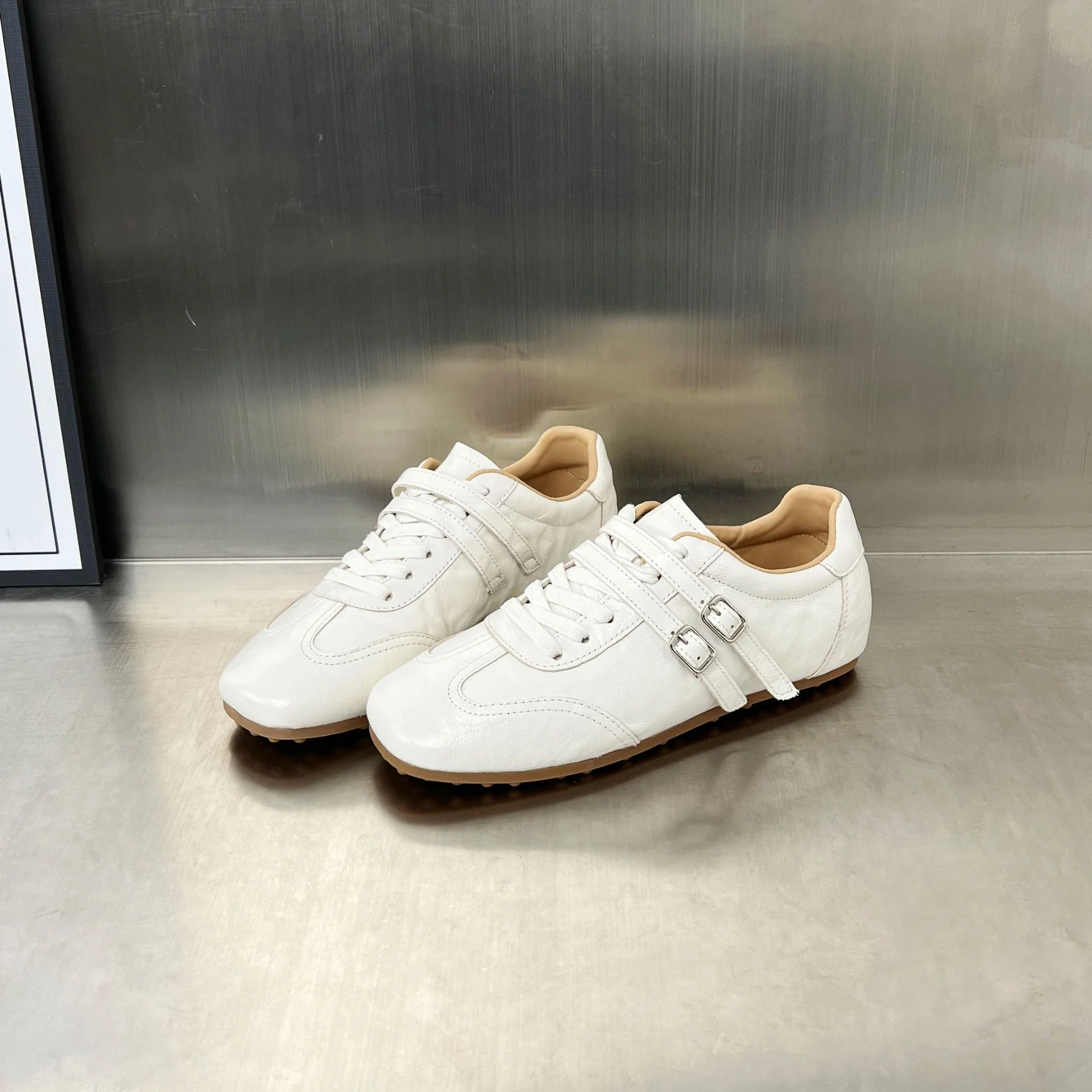 Damen Sportliche Sneaker mit verstellbaren Riemen und bequemer Sohle Heidi Mode - Image 7