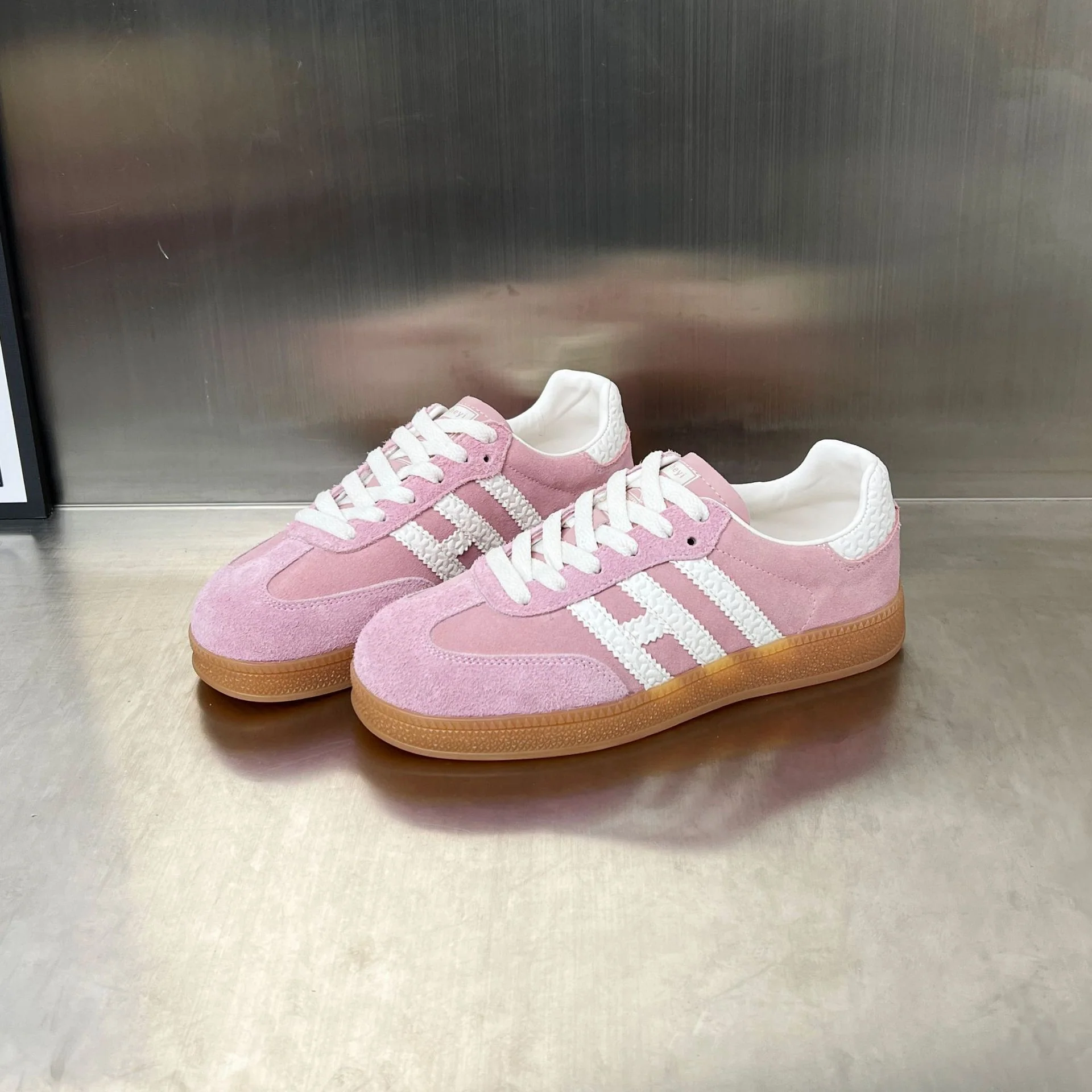 Damen Sportliche Sneakers aus hochwertigem Veloursleder mit rutschfester Sohle Heidi Mode - Image 4