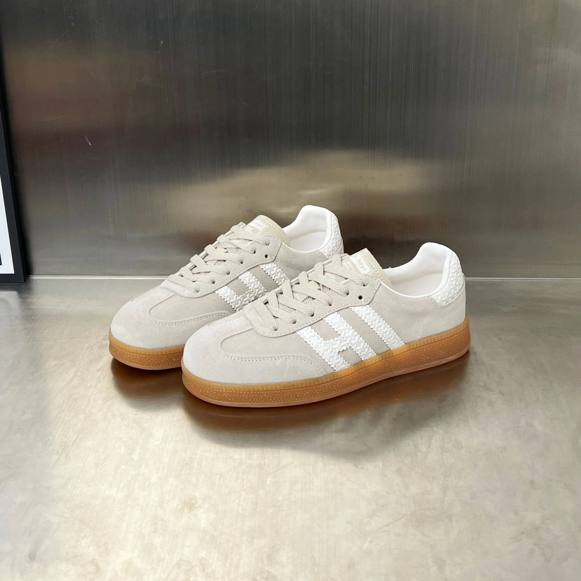 Damen Sportliche Sneakers aus hochwertigem Veloursleder mit rutschfester Sohle Heidi Mode - Image 7