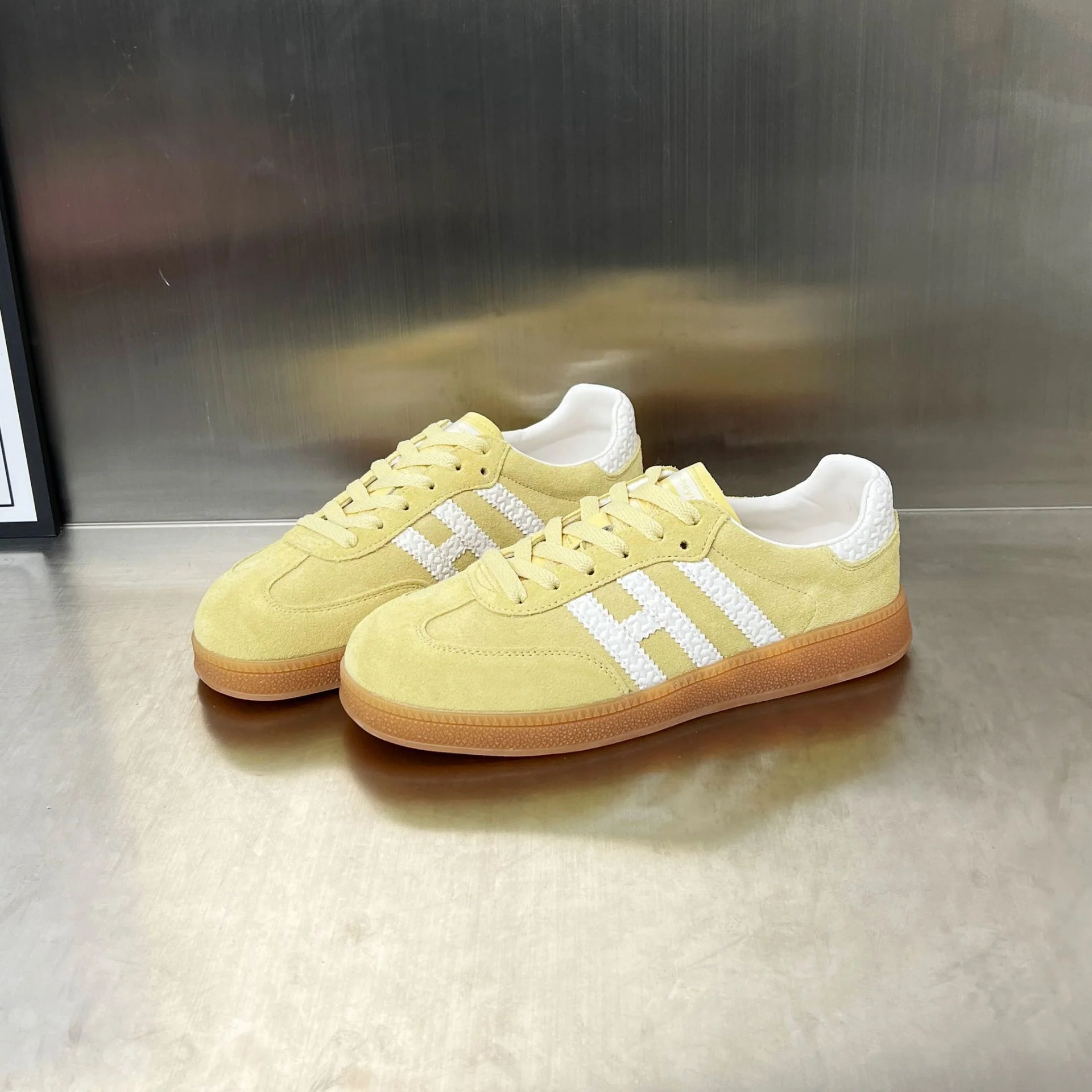 Damen Sportliche Sneakers aus hochwertigem Veloursleder mit rutschfester Sohle Heidi Mode - Image 9