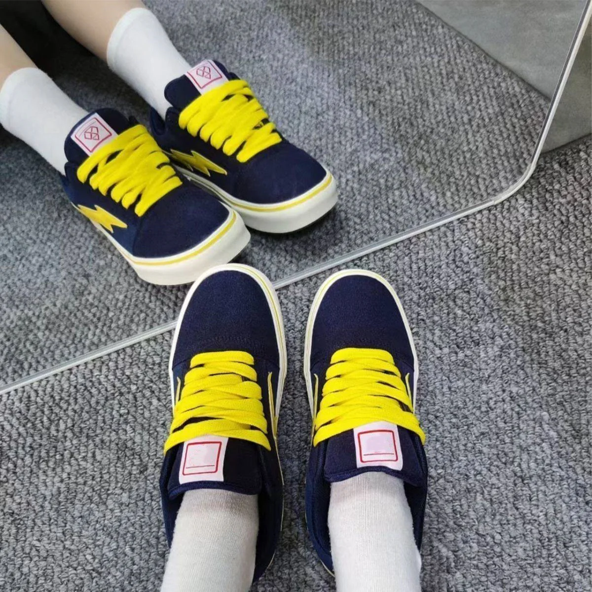 Damen Sportliche Sneakers im modernen Design mit aufwendigem Blitzmotiv Heidi Mode - Image 3