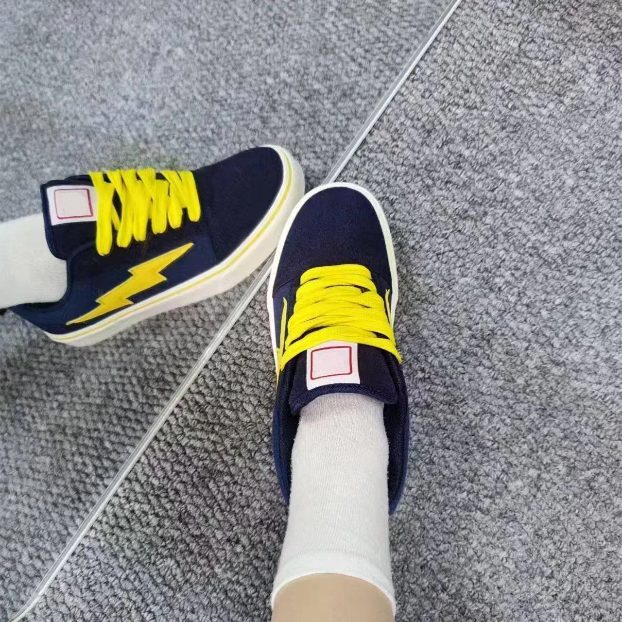 Damen Sportliche Sneakers im modernen Design mit aufwendigem Blitzmotiv Heidi Mode - Image 4