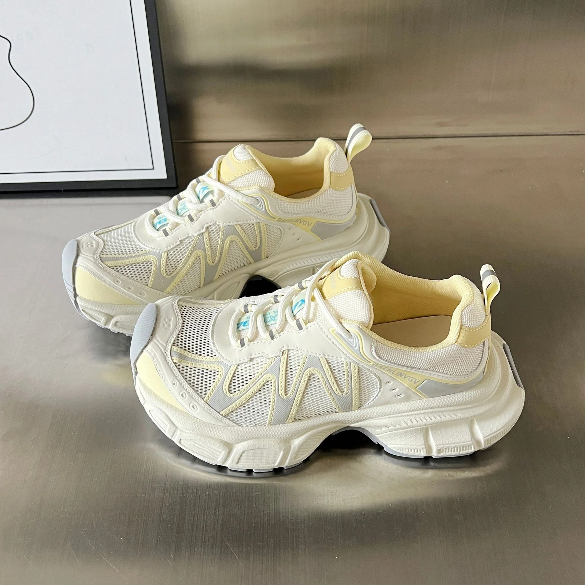 Damen Sportliche Sneakers mit atmungsaktivem Mesh und dämpfender Sohle Heidi Mode - Image 7