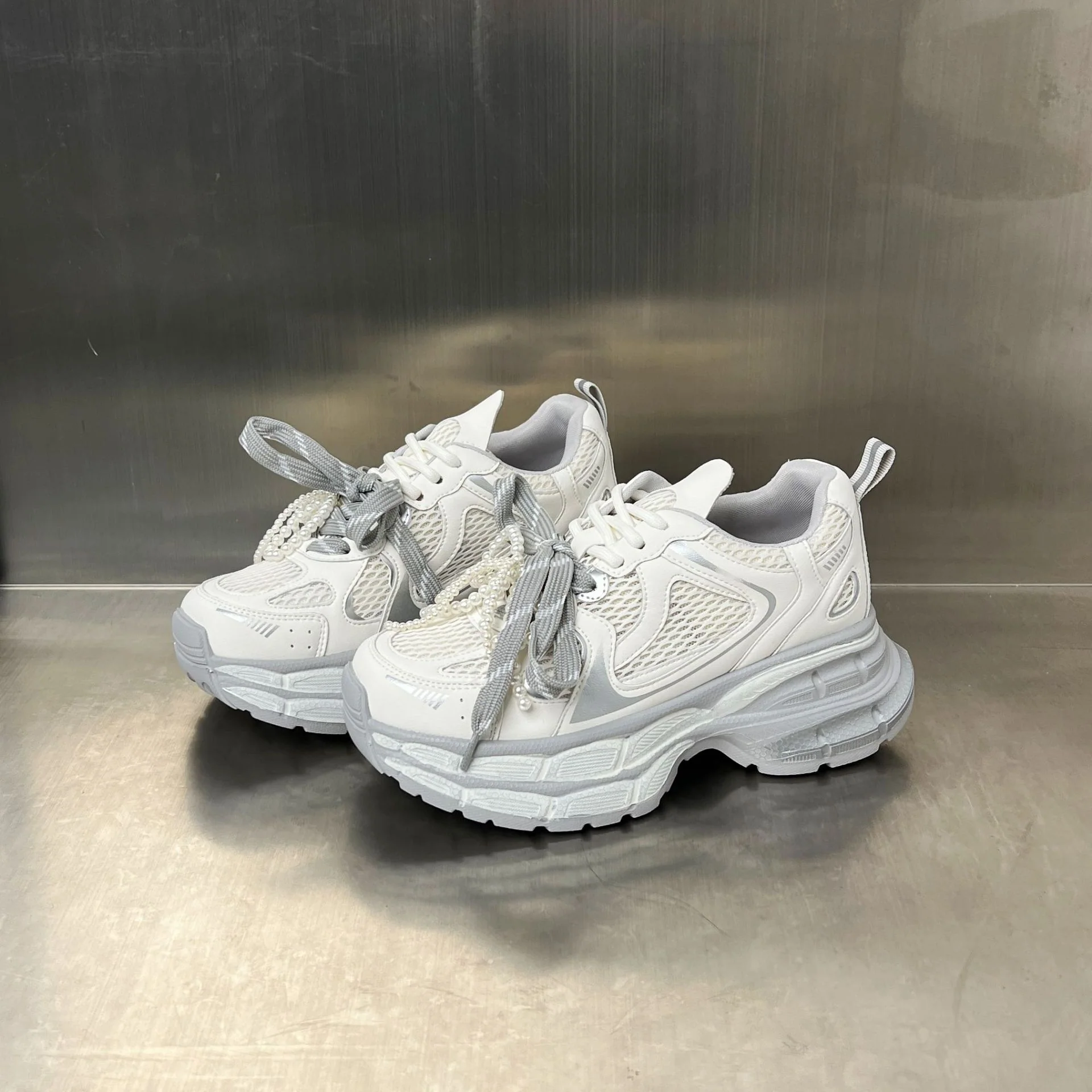 Damen Sportliche Sneakers mit atmungsaktivem Mesh und eleganten perlenverzierten Schnürsenkeln Heidi Mode