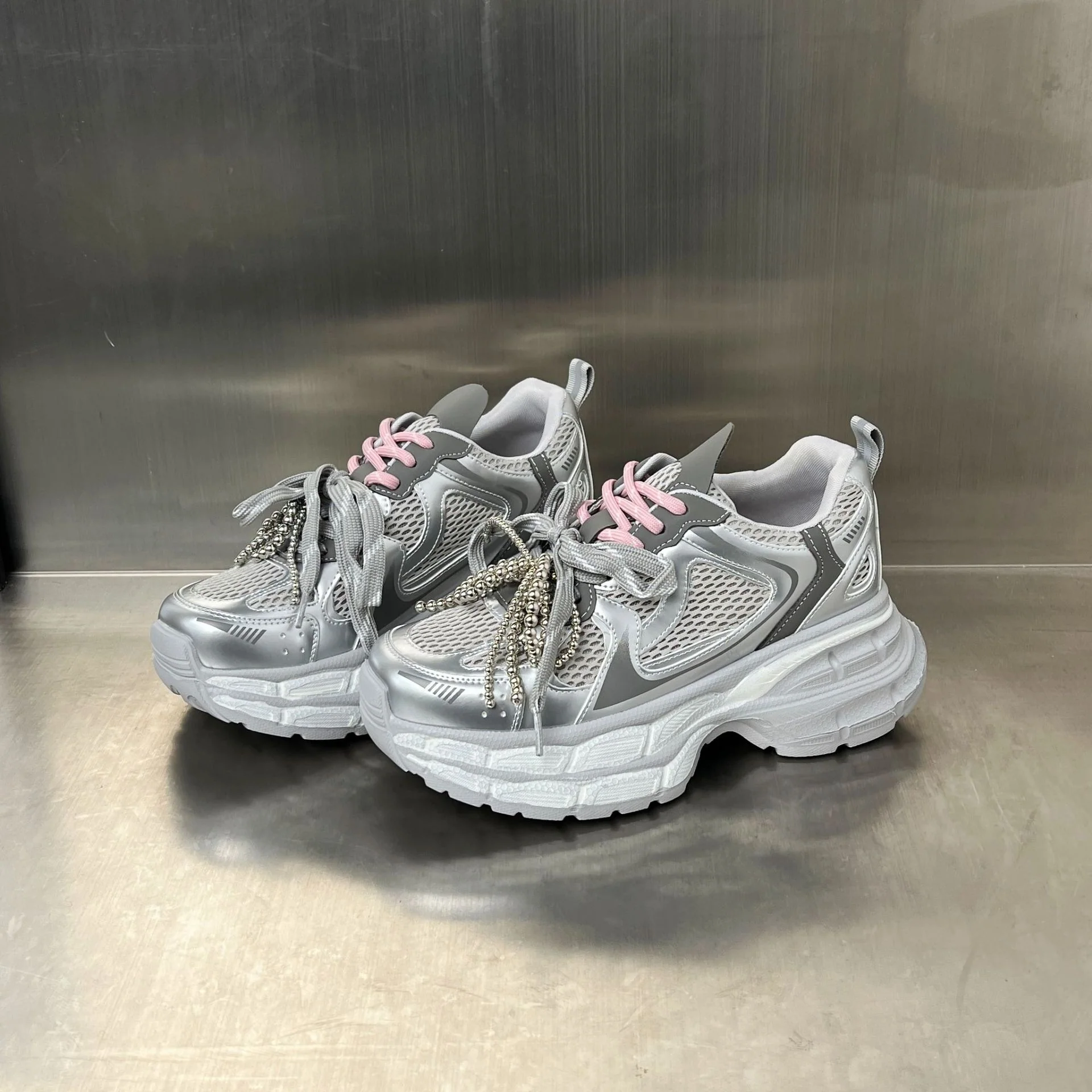 Damen Sportliche Sneakers mit atmungsaktivem Mesh und eleganten perlenverzierten Schnürsenkeln Heidi Mode - Image 2